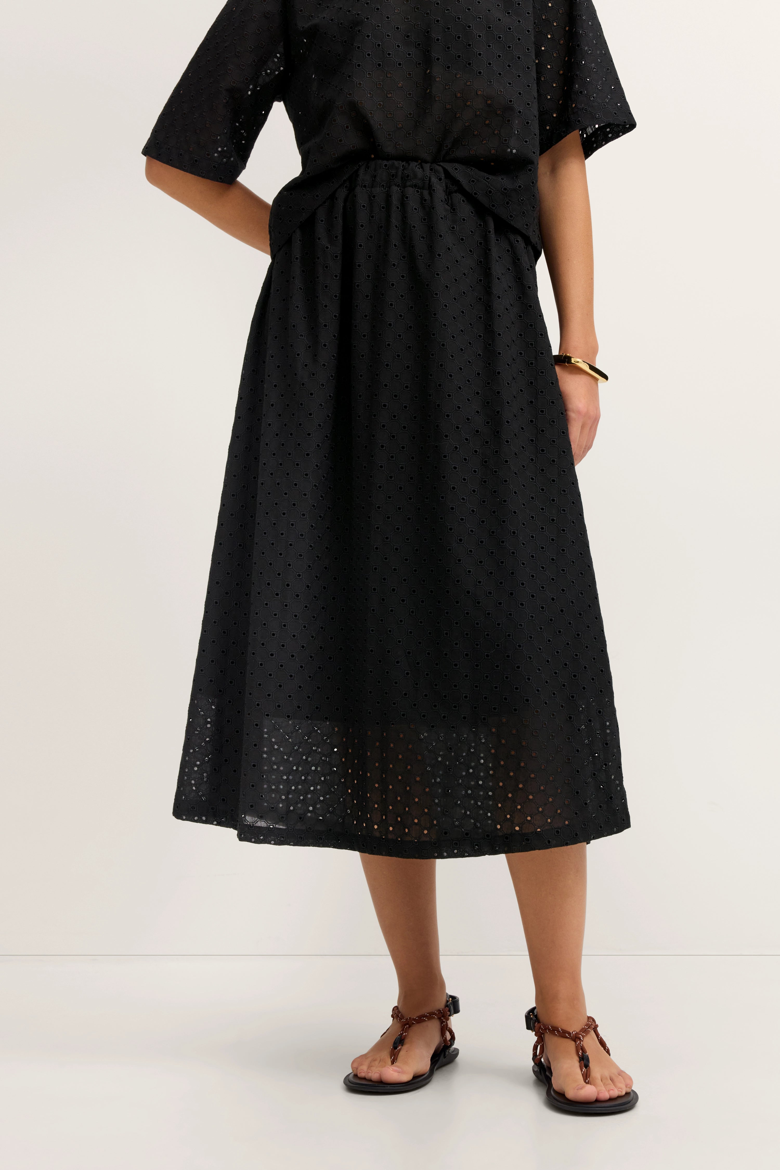 Schwarzes Lochstickerei-Kleid, legeres Büstenbild, bugatti Stil.