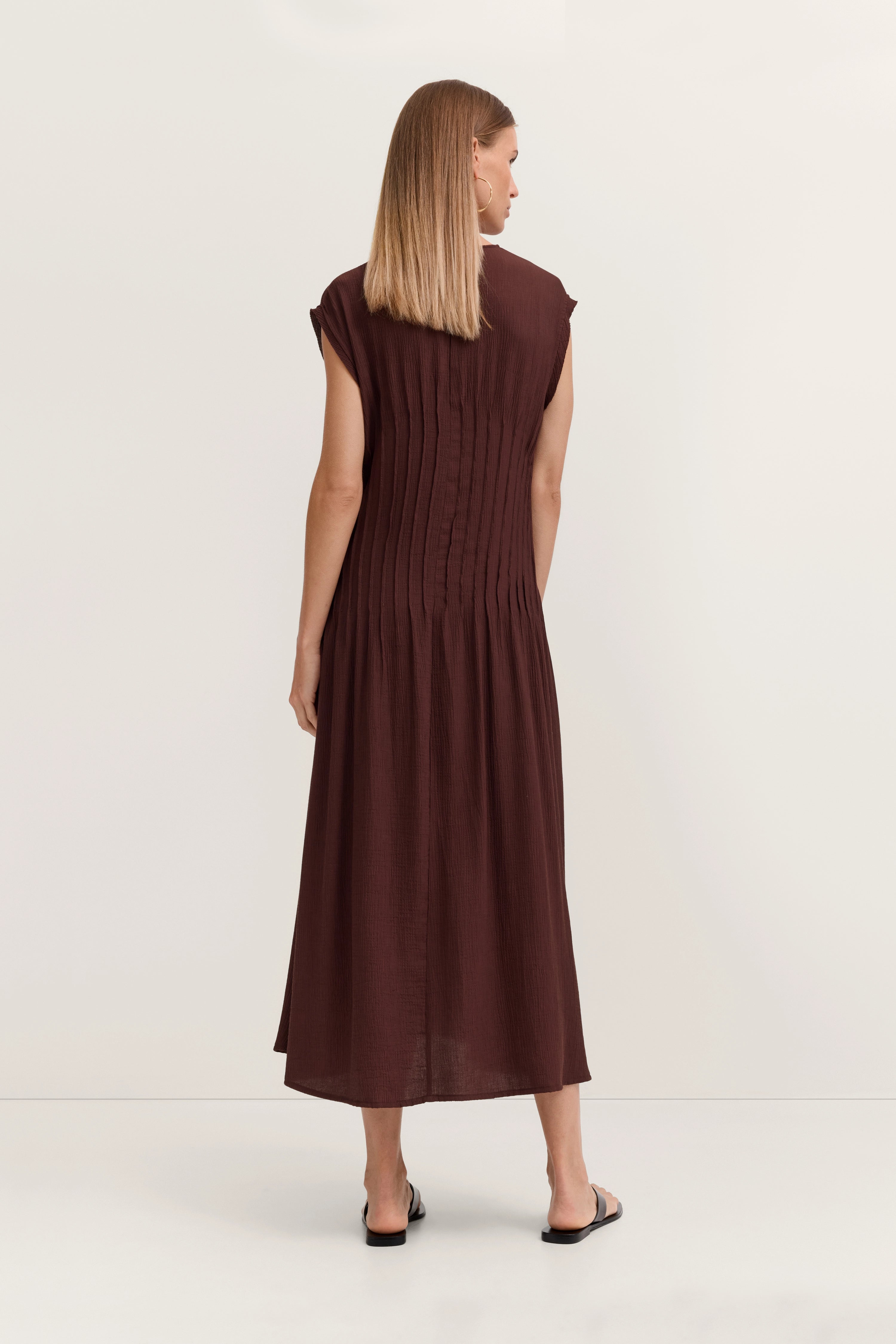 Braunes Midikleid von bugatti, Rückansicht, legeres Modelbild, entspannte Pose.