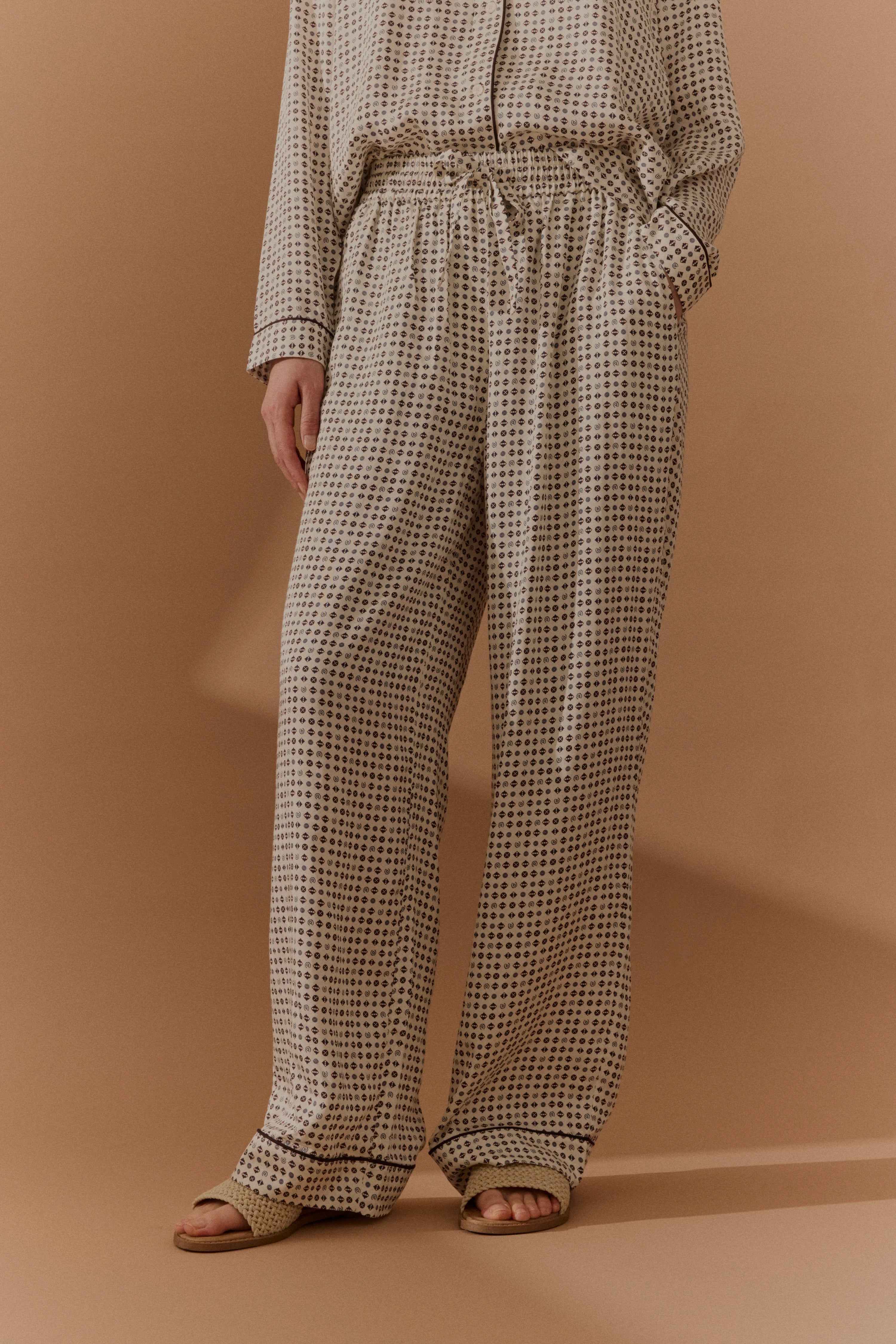 Beige gemustertes Pyjama-Set von bugatti, locker geschnitten, in legerem Modelbild.