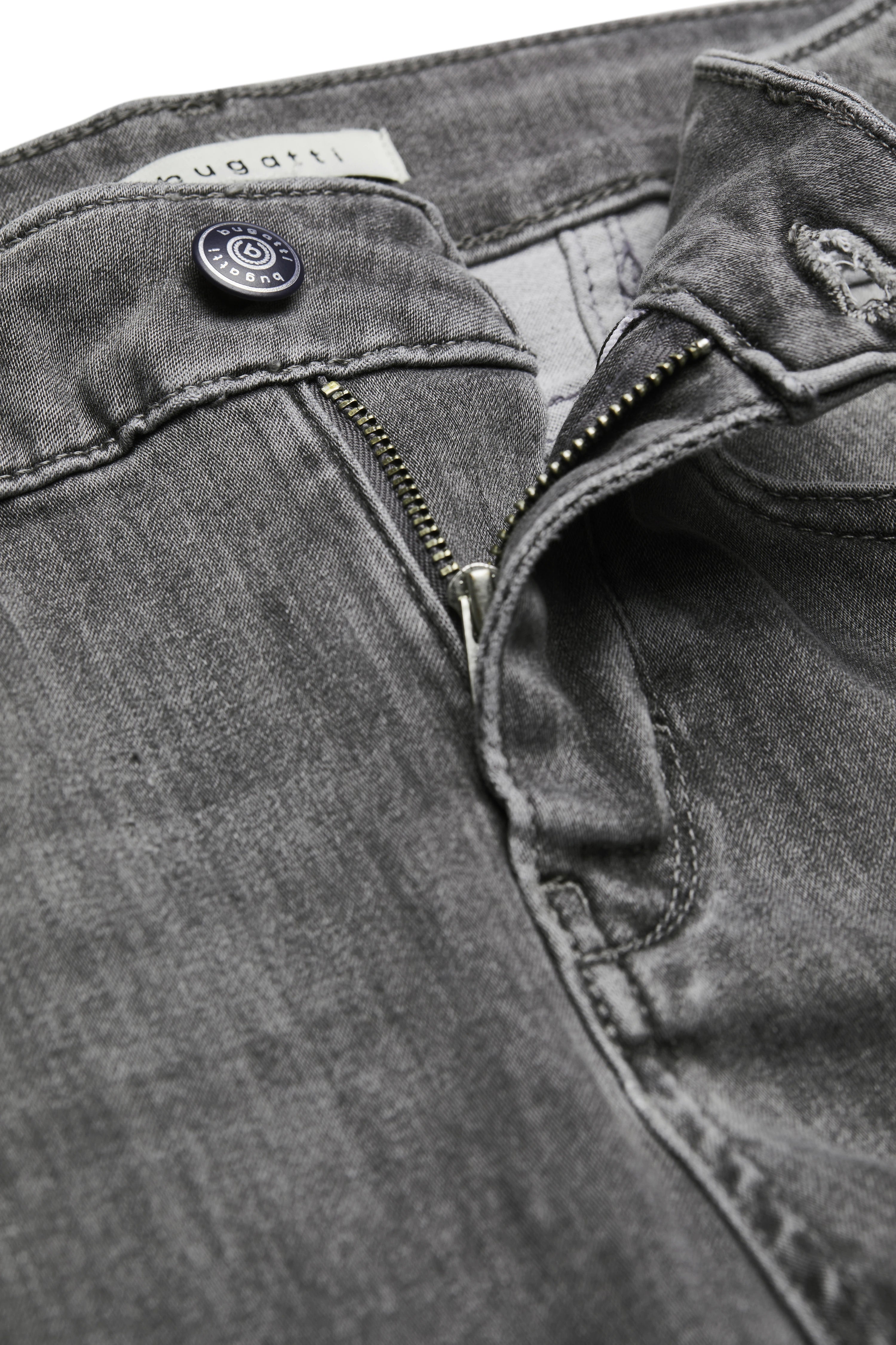 Graue bugatti Jeans mit Reißverschluss und Knopf, Detailaufnahme des Designs.