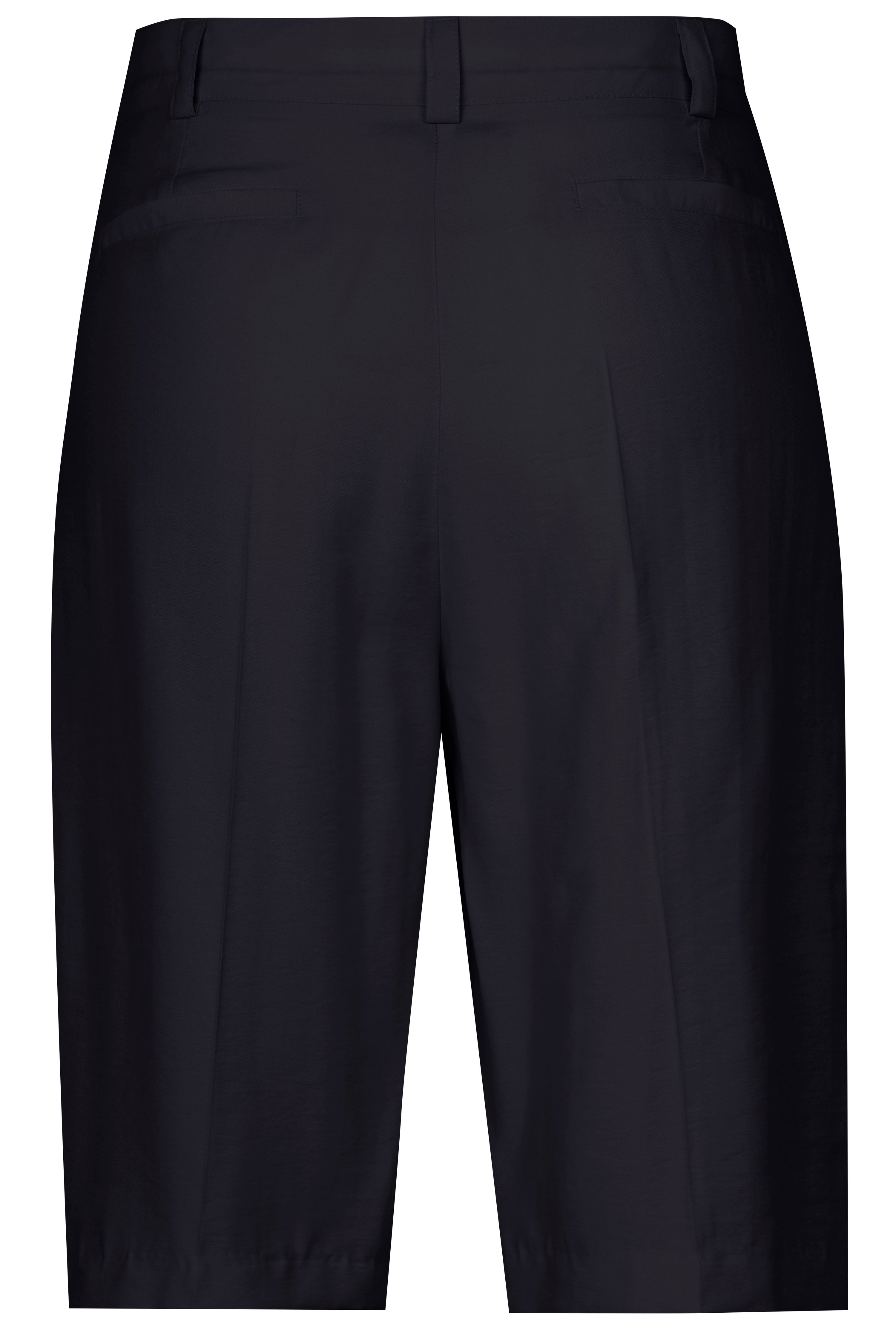 Schwarze bugatti-Bermudashorts, legeres Büstenbild, schlichtes Design.