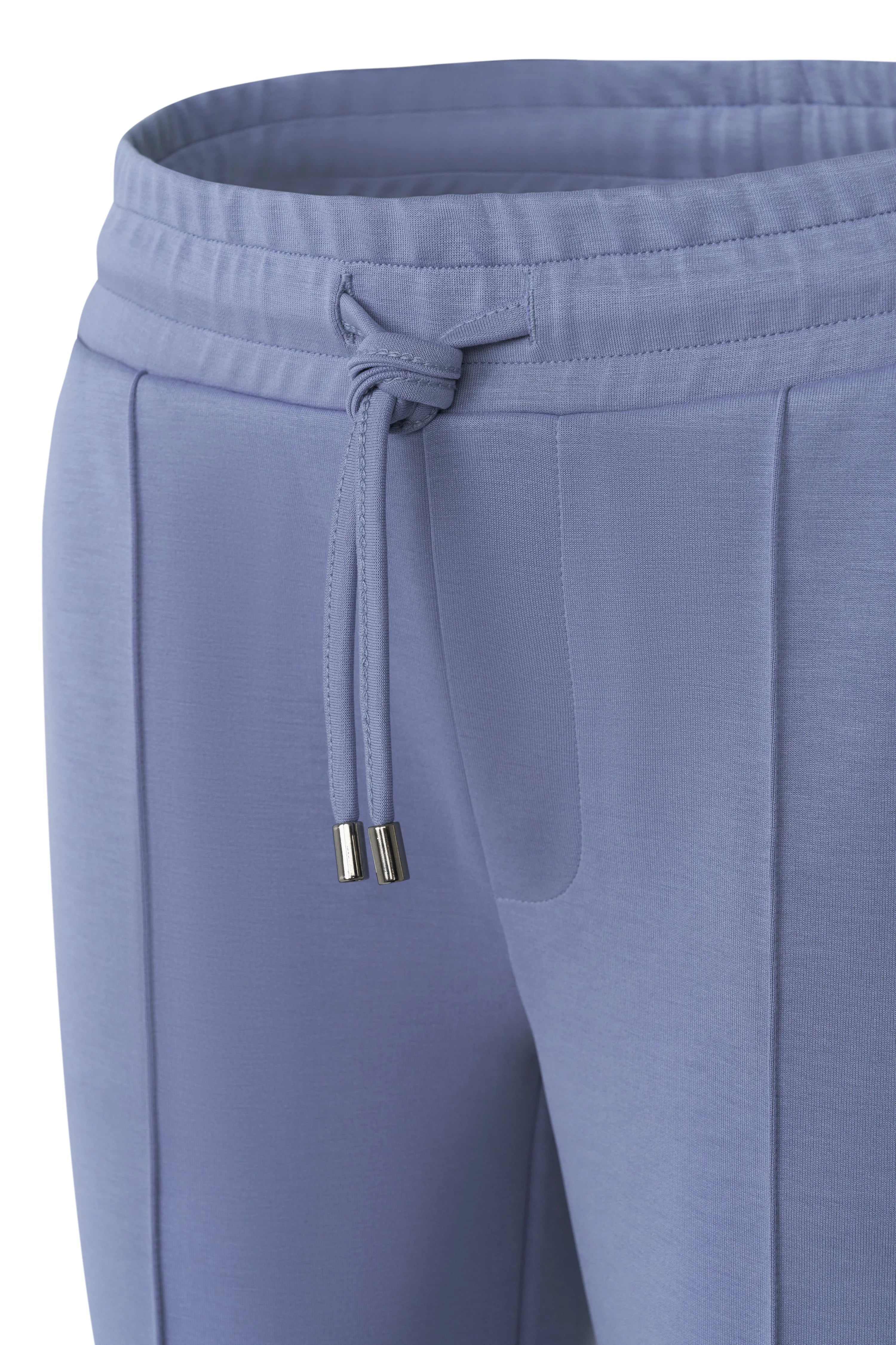 Casual bugatti joggingbroek in lichtblauw met trekkoord, detailopname.