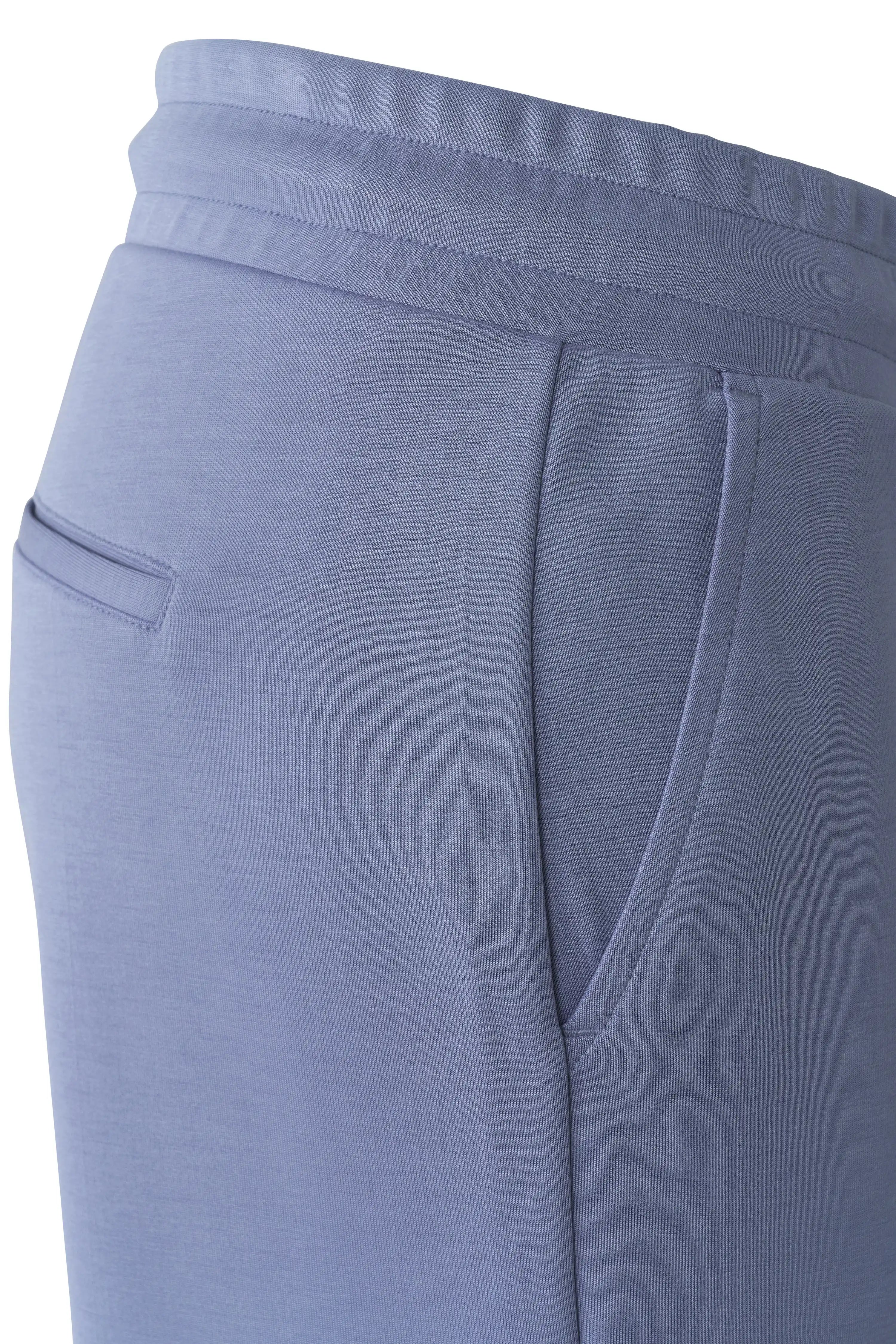 Bugatti broek, detailopname, lichtblauw, elastische tailleband en zakken.