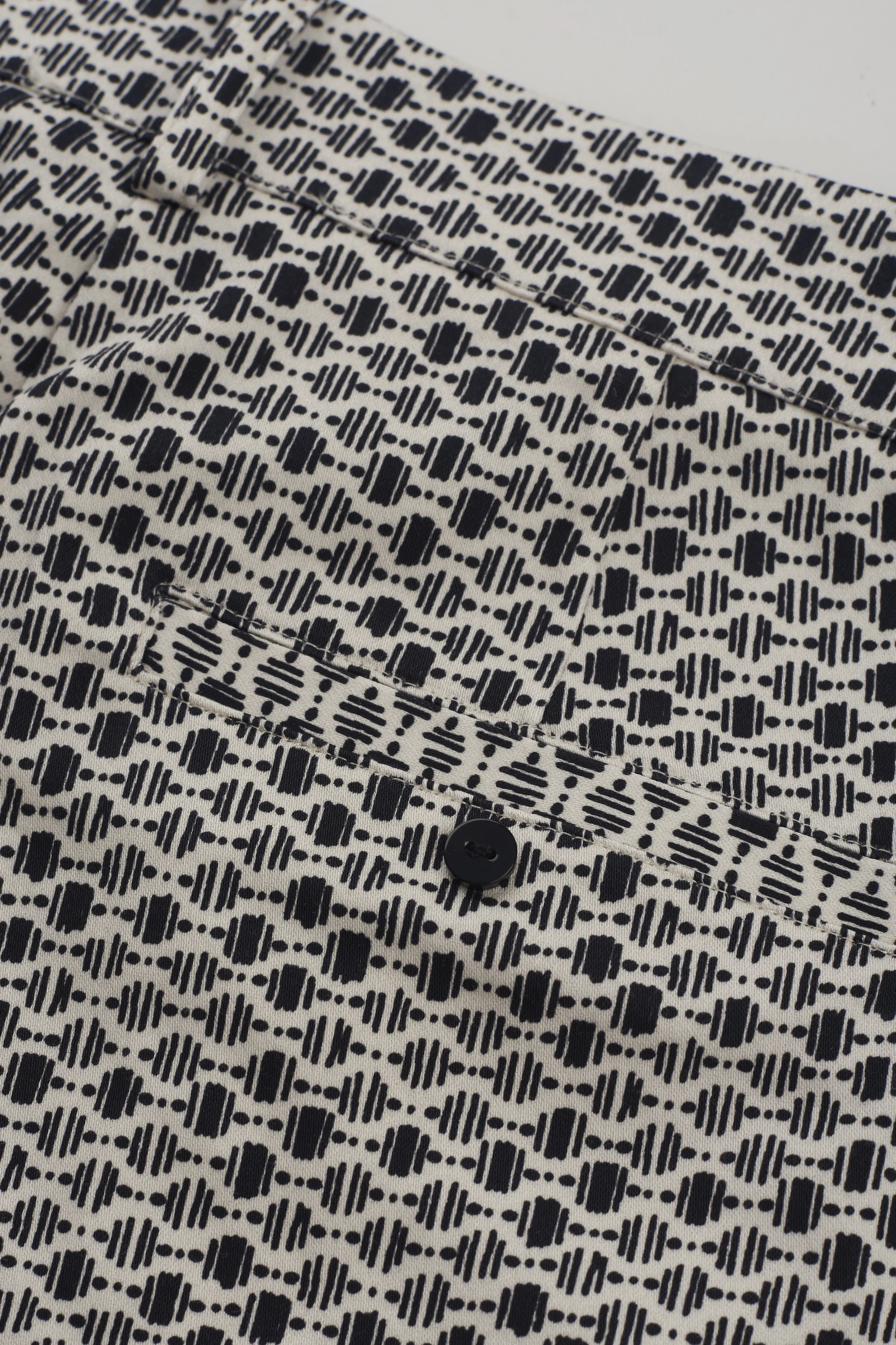 Zwart-witte broek met geometrisch patroon, close-up, bugatti.