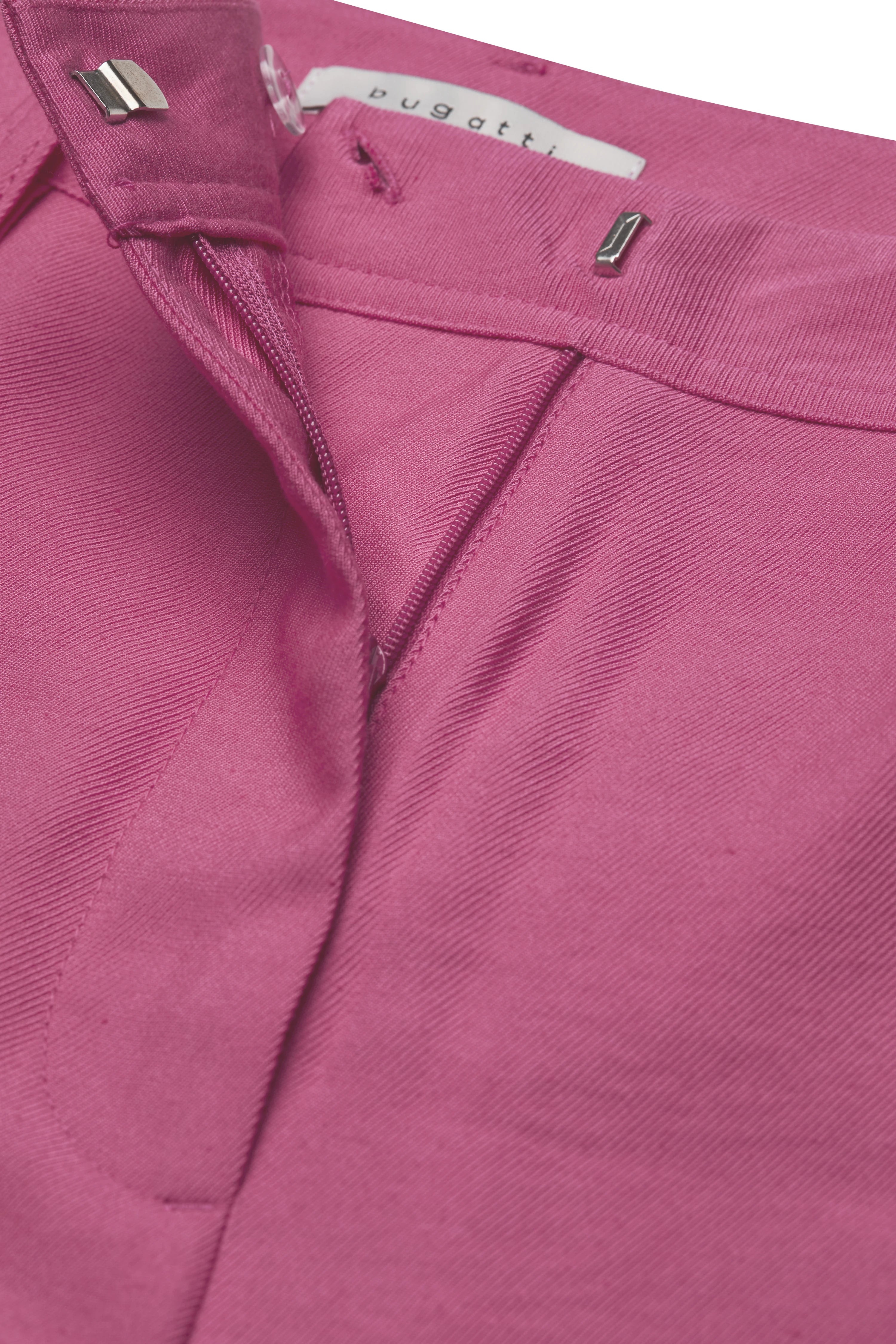 bugatti broek in felroze, detail van tailleband met sluiting, elegant en stijlvol.