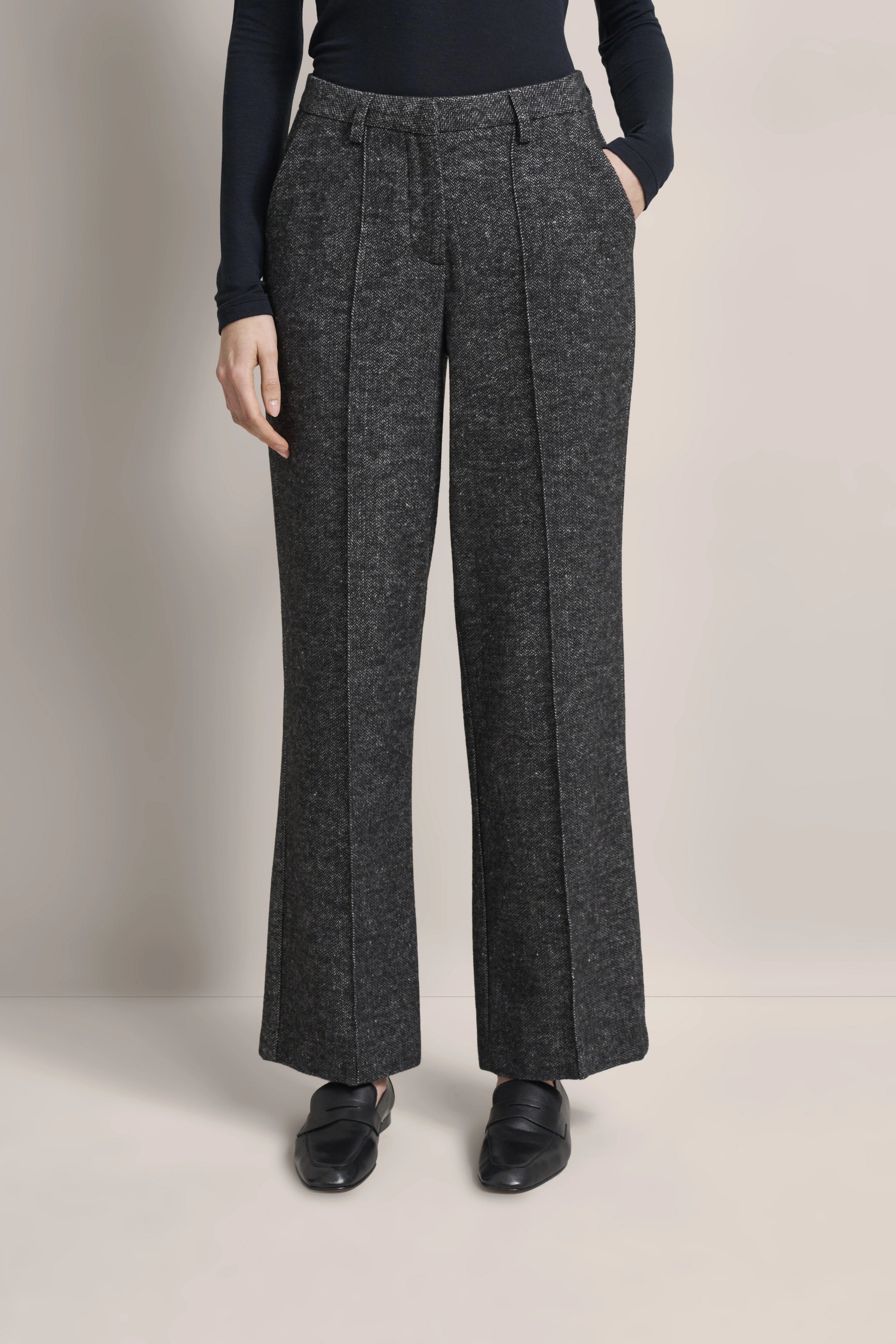 Graue Wollhose von bugatti, legeres Modelbild, schwarze Schuhe, Hände in Taschen.