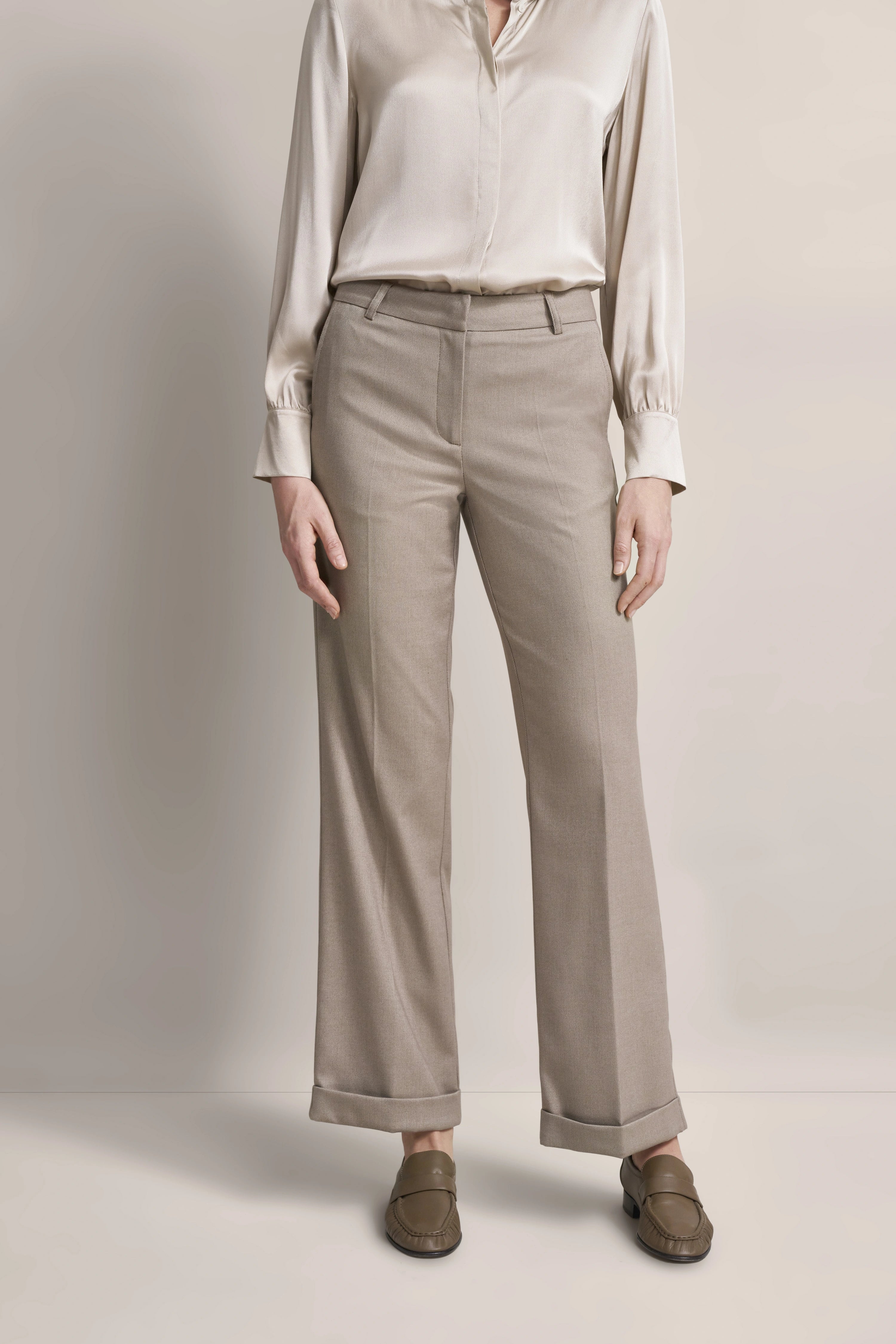 Elegante bugatti Bluse in Beige mit passender Hose, Legerbild, zeitlose Raffinesse und Stil.