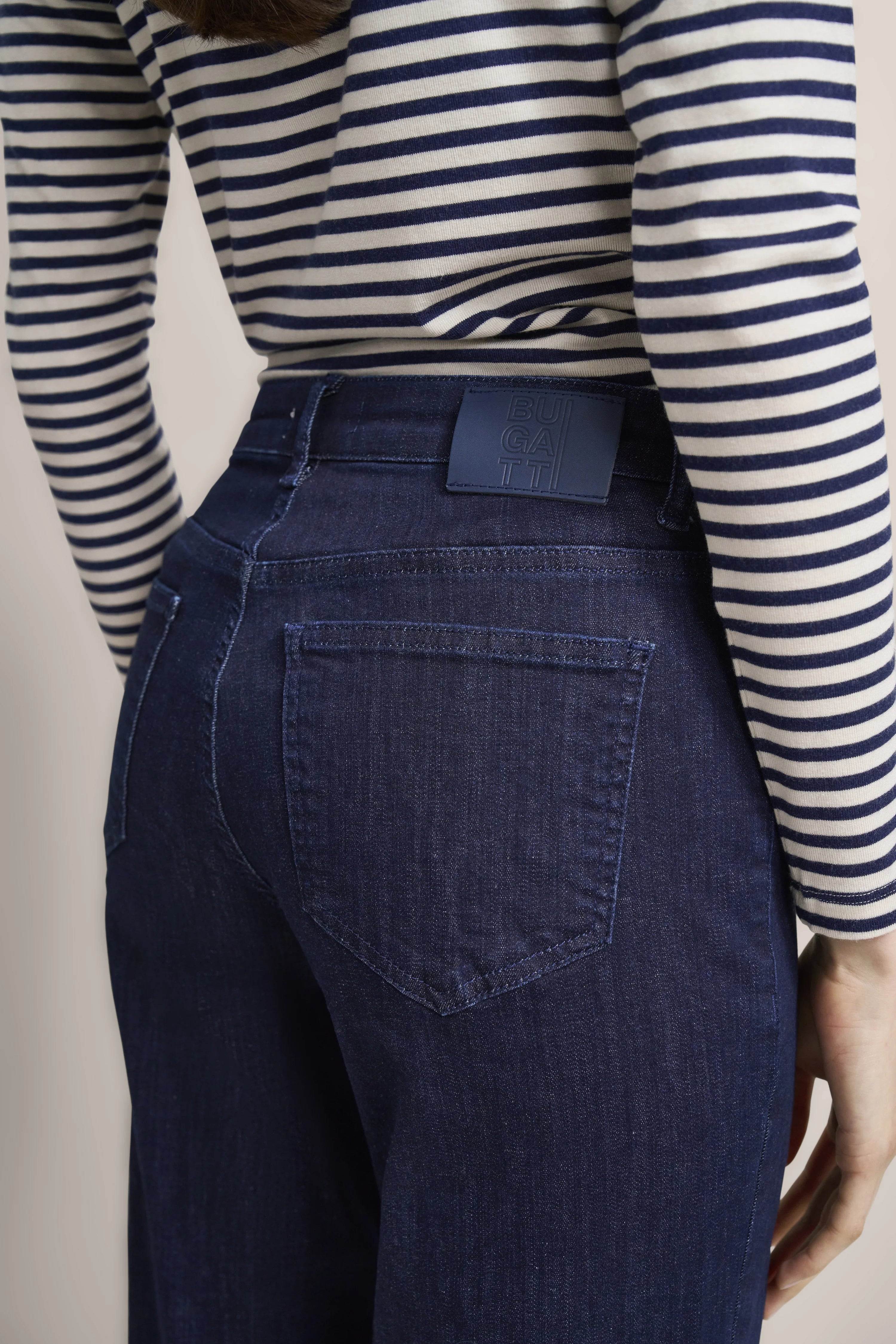 Gestreiftes Oberteil in Blau-Weiß mit dunkelblauer bugatti-Jeans, legere Rückenansicht.