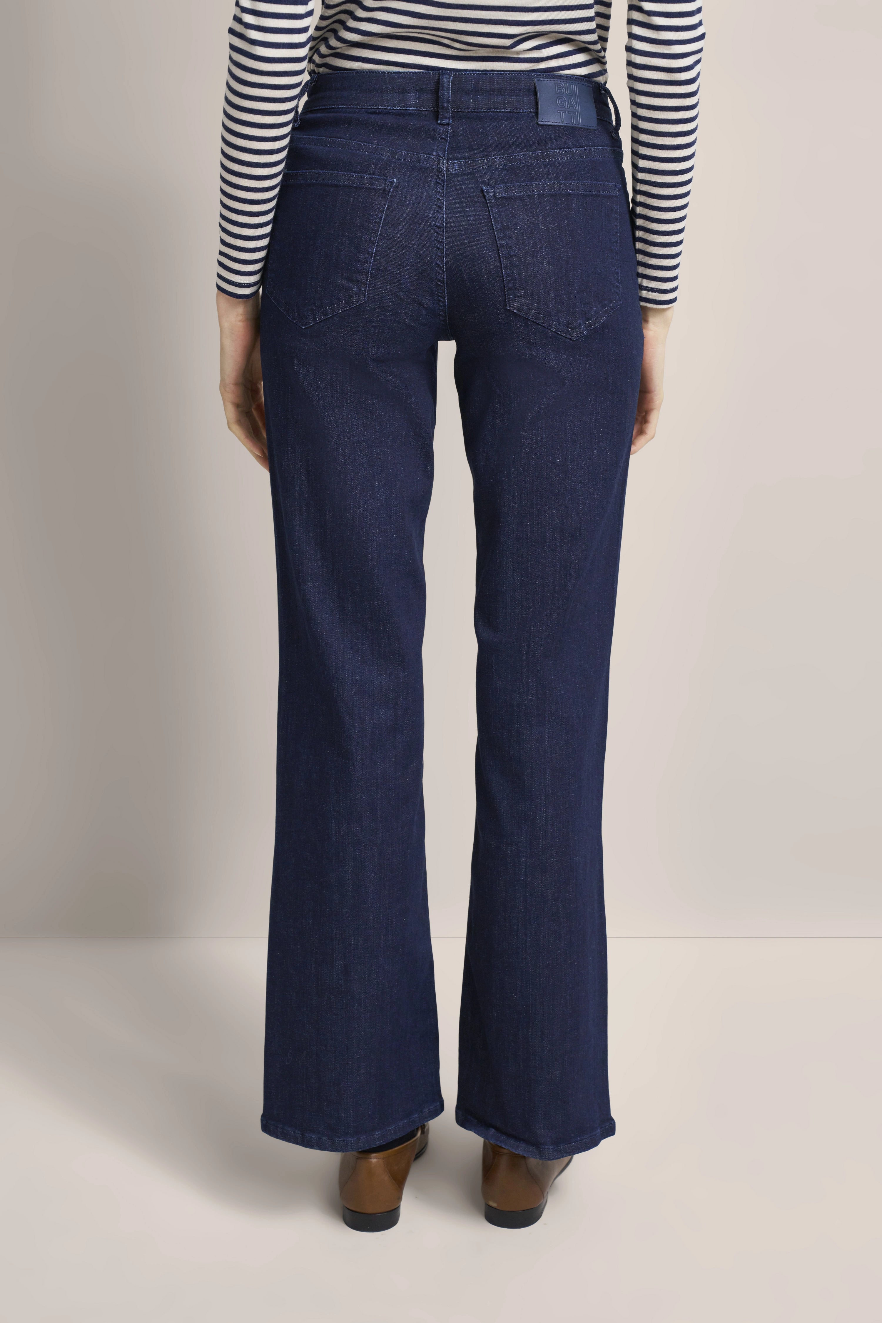 Dunkelblaue Jeans von bugatti, legeres Büstenbild, kombiniert mit gestreiftem Oberteil.