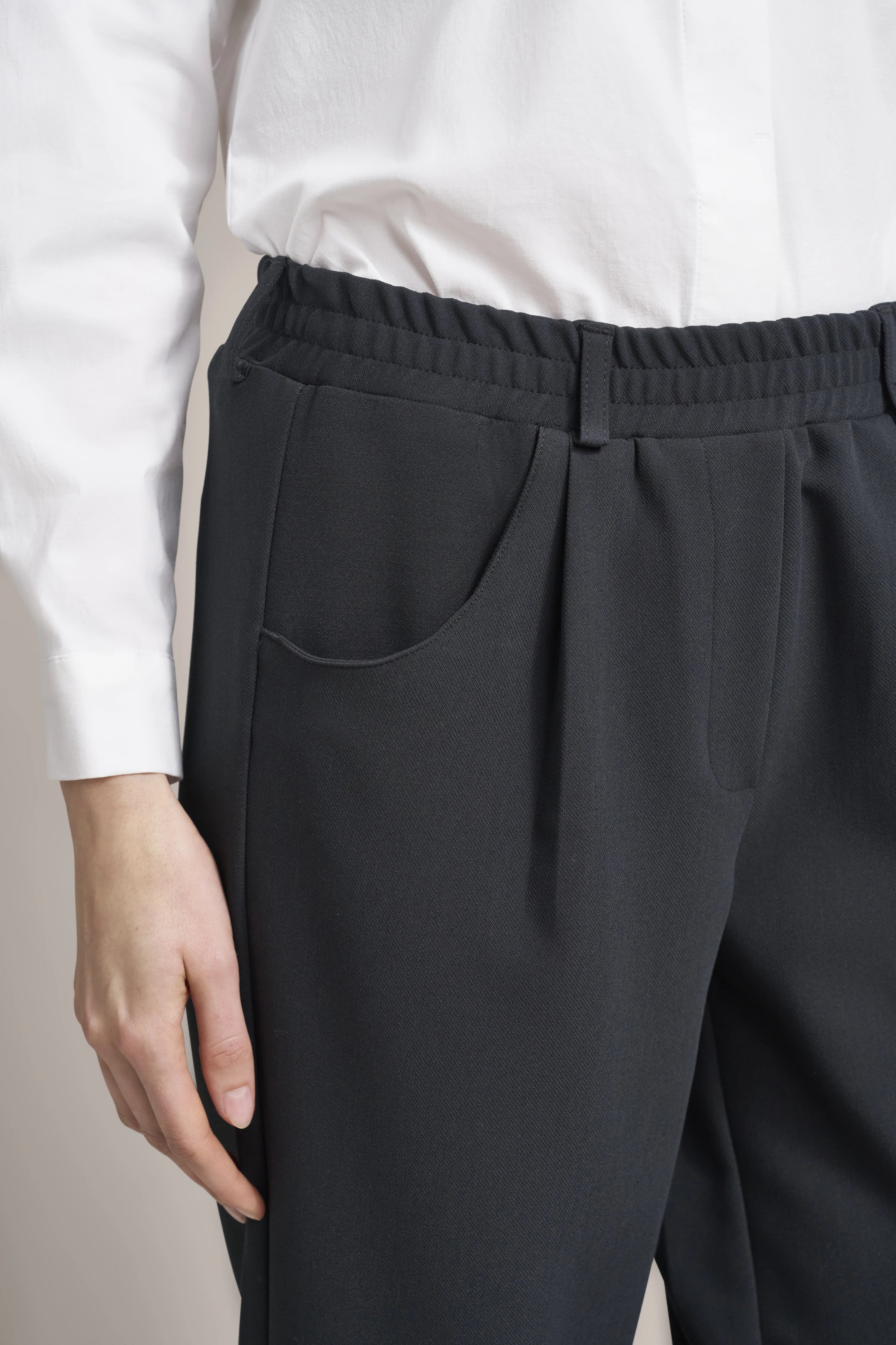 Weiße Bluse und schwarze Hose, Detailaufnahme, bürotauglicher Look von bugatti.