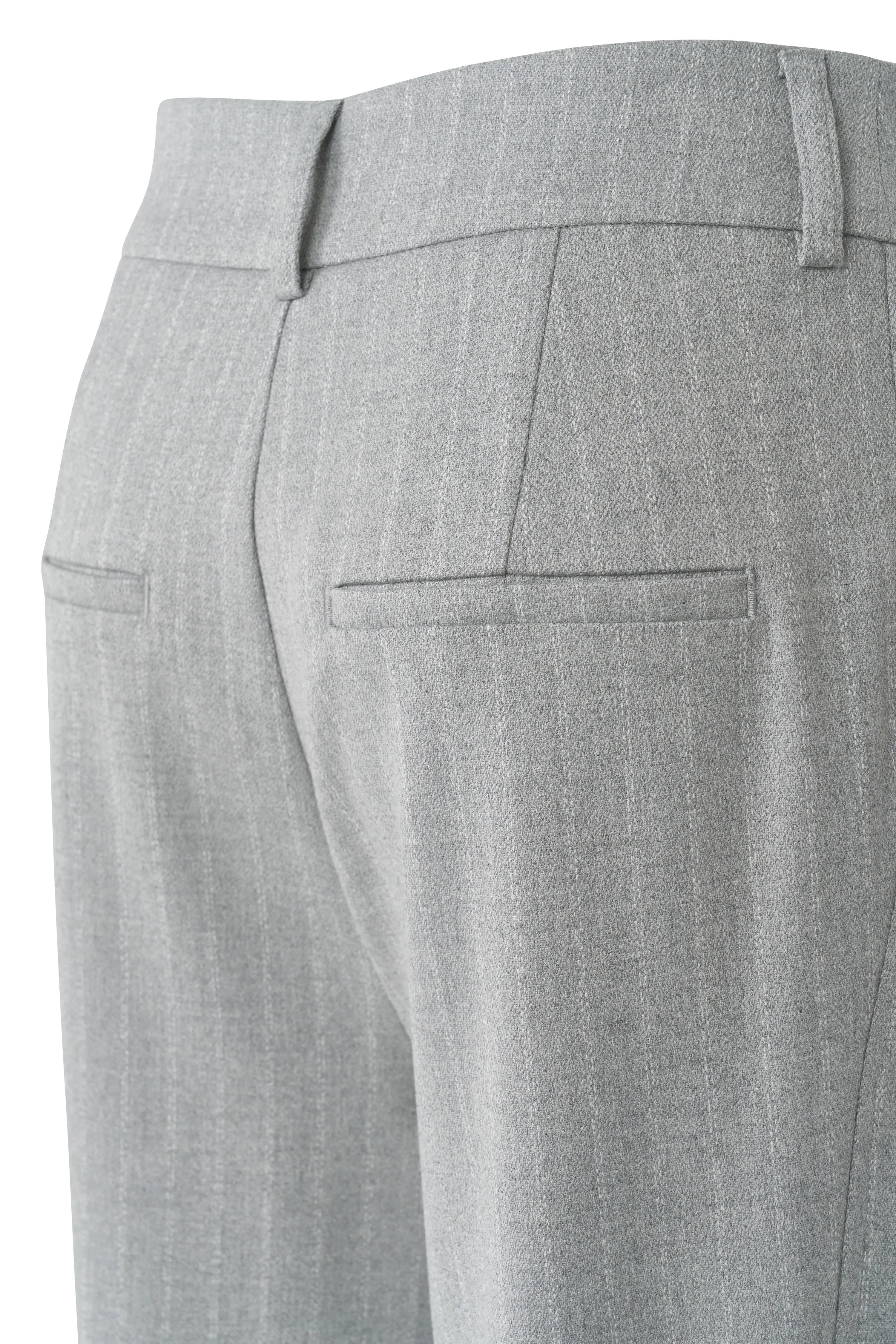 Grijze bugatti broek, close-up, elegant ontwerp, hoogwaardige textuur, stijlvolle pasvorm.
