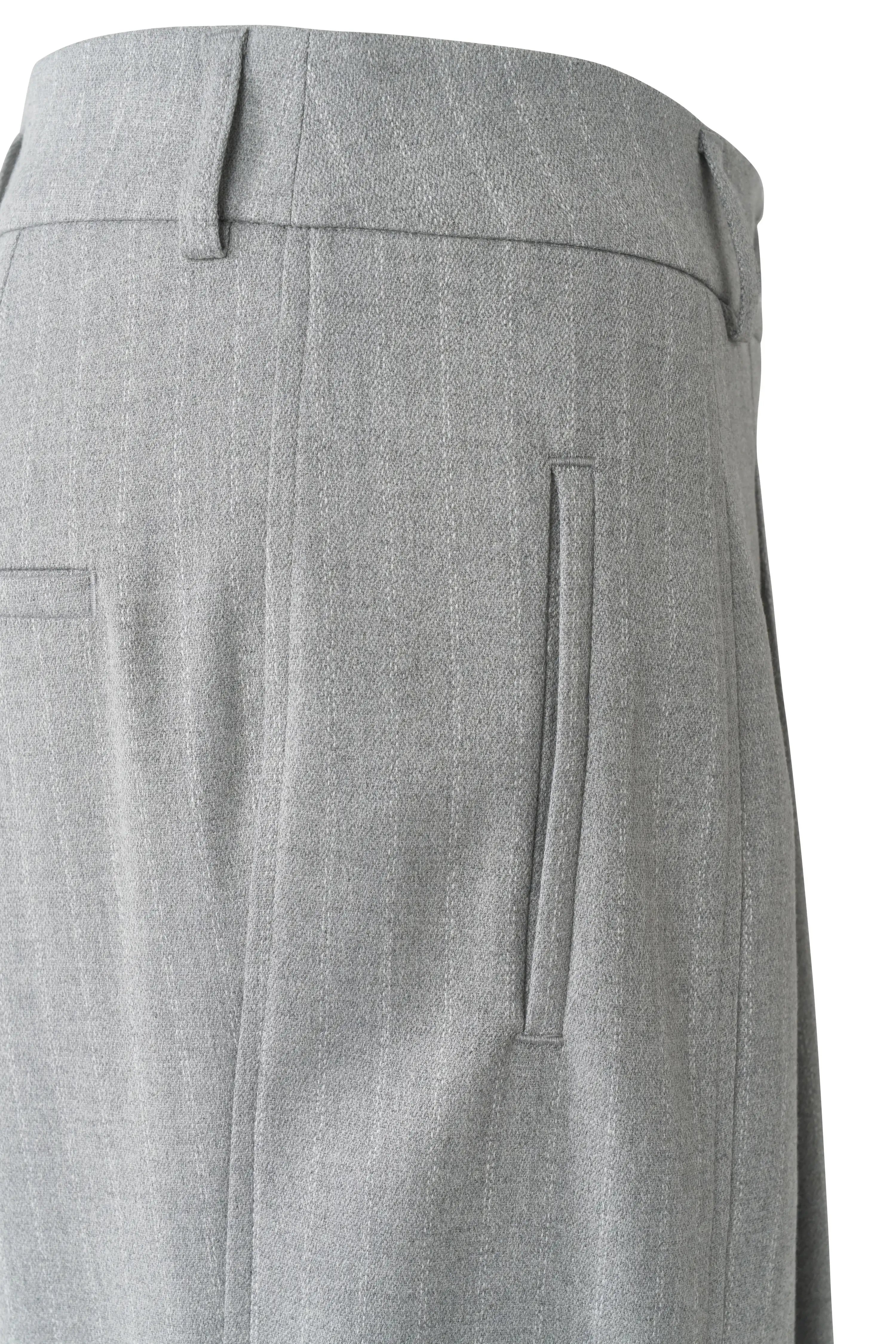 Grijze bugatti broek met fijn streeppatroon, achterkant, detailopname.