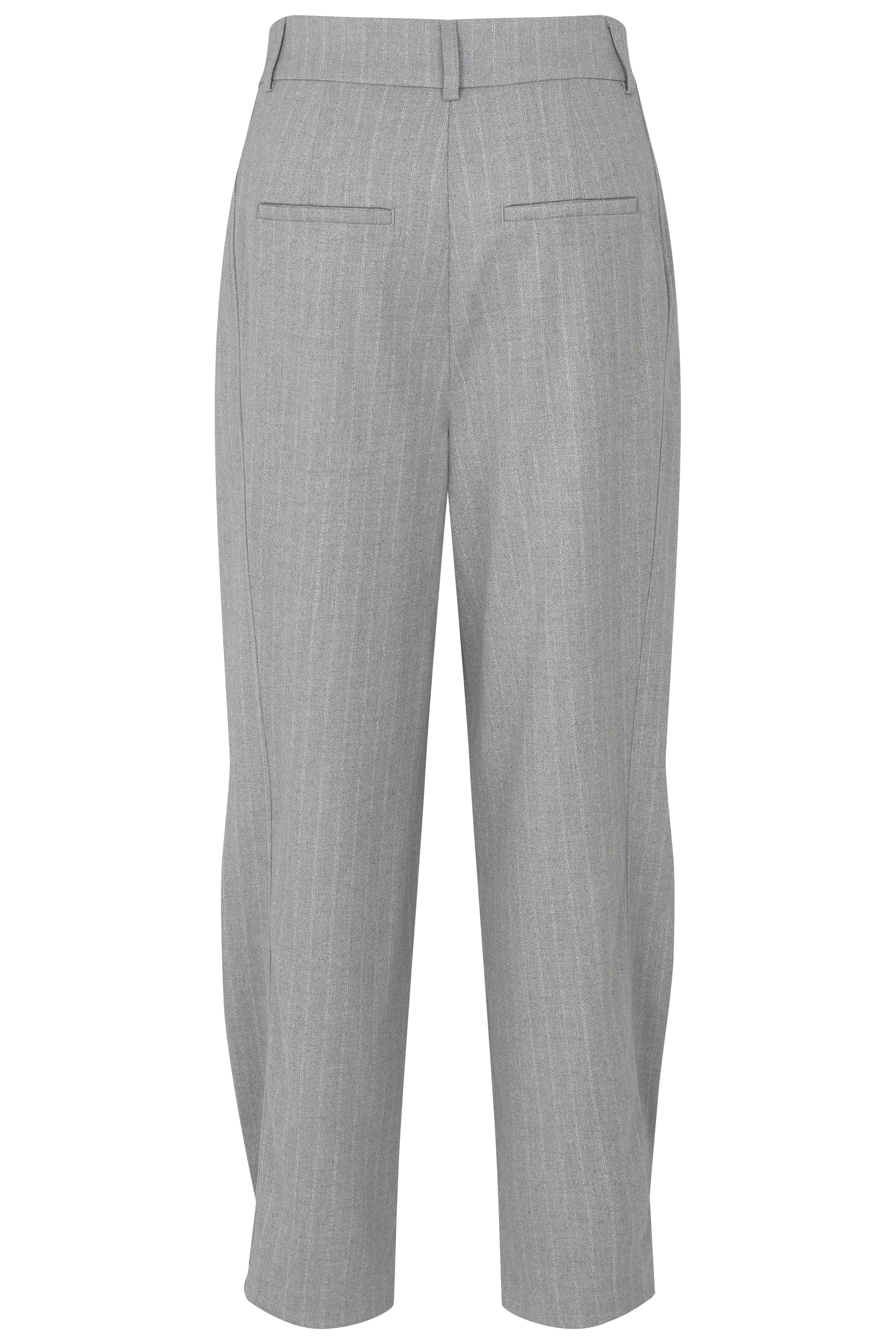 Grijze bugatti broek met fijn krijtstreeppatroon, busteweergave.