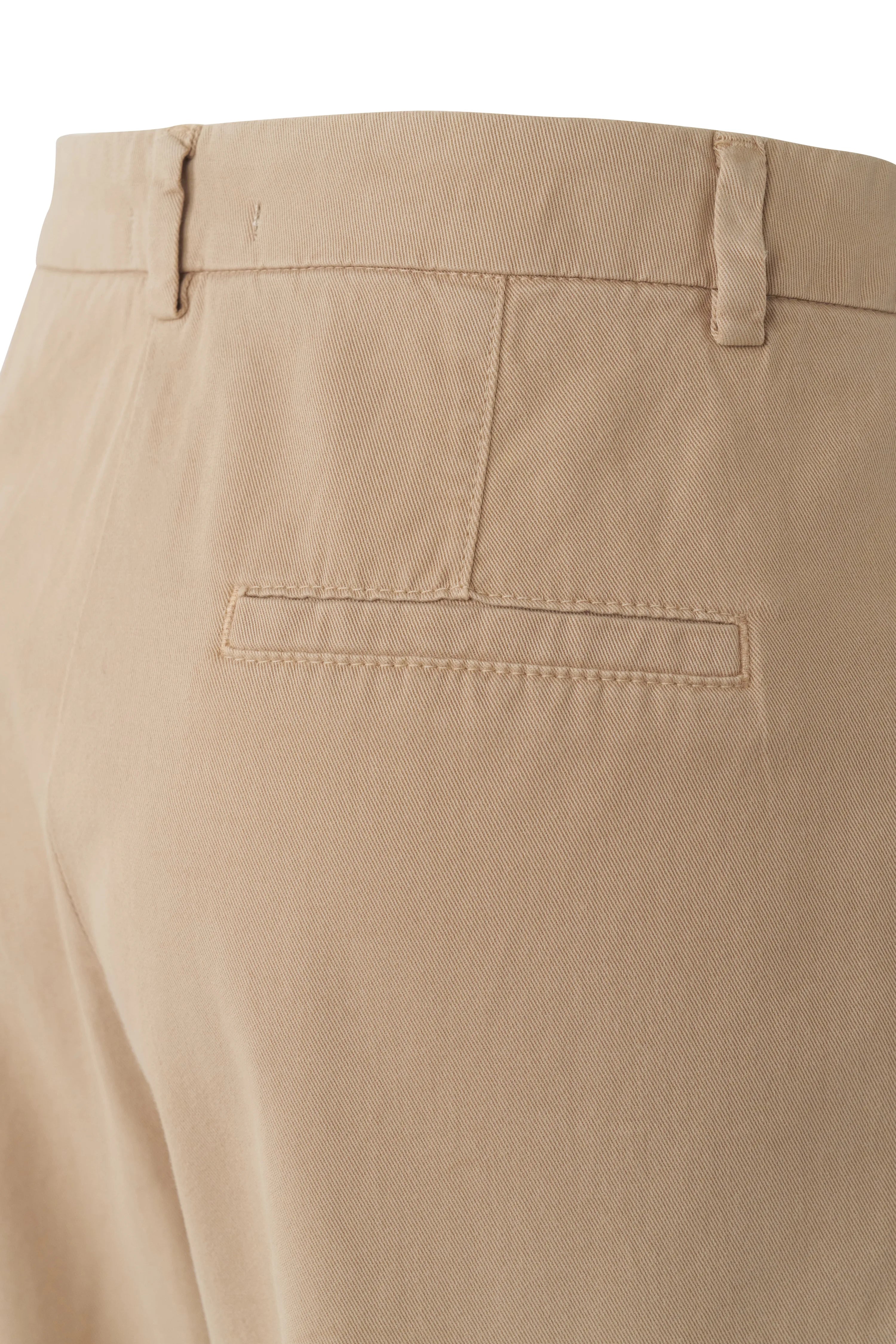 Beige chino van bugatti, detail achterkant, hoogwaardig materiaal, tijdloze stijl.