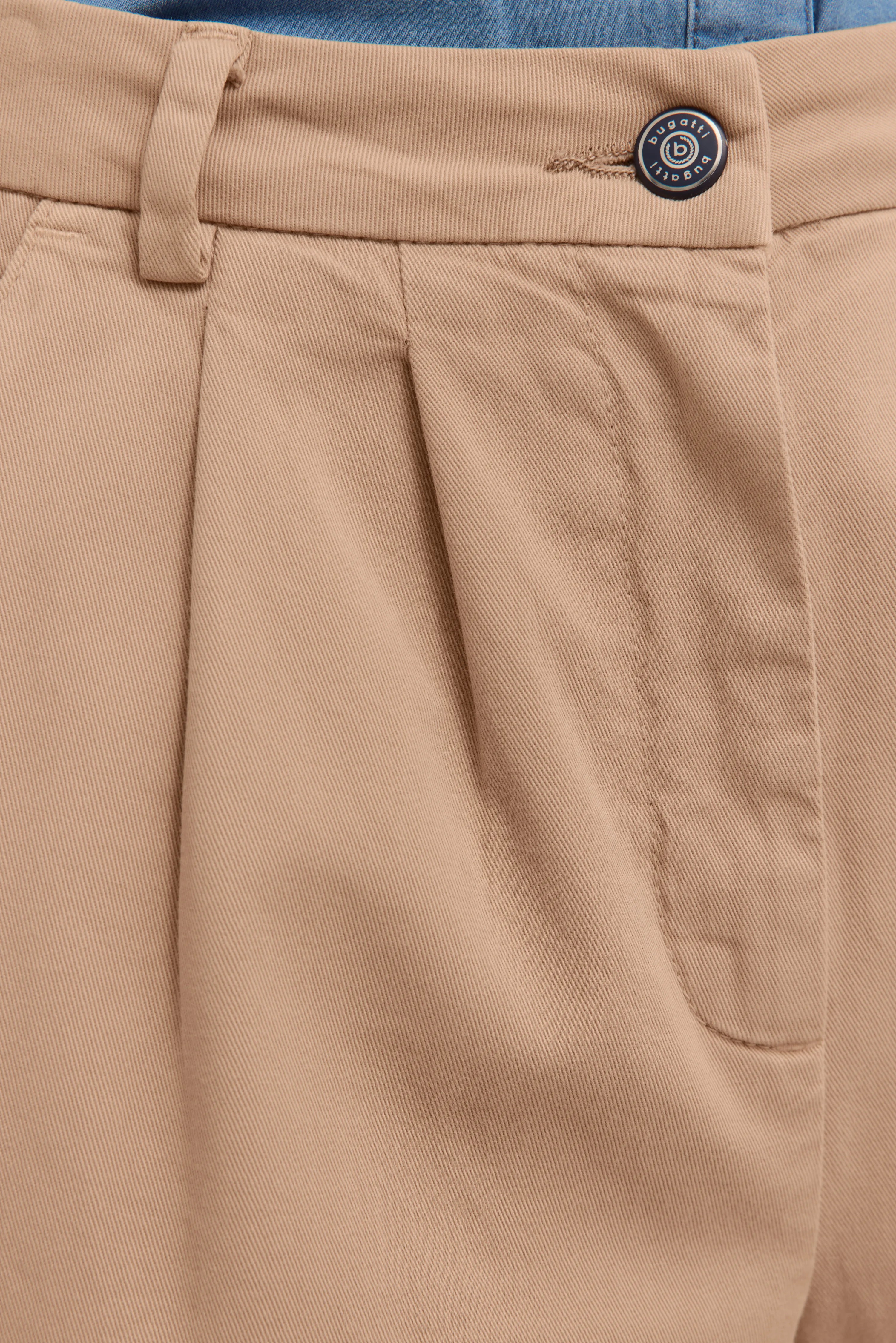 Beige bugatti broek close-up, detailopname met hoogwaardige afwerking.