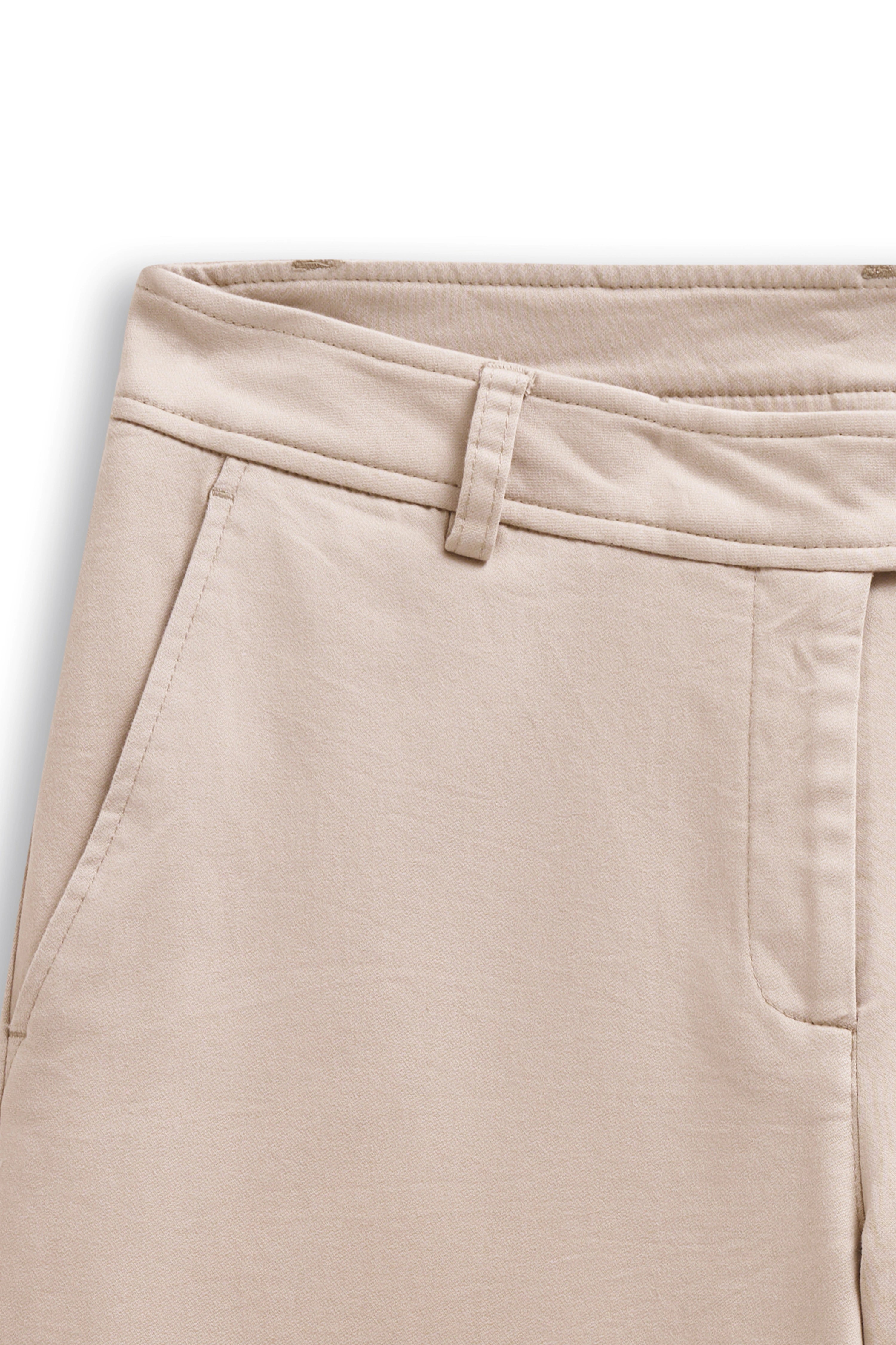Beige bugatti chino, detailweergave, hoogwaardige materialen, stijlvol en elegant.