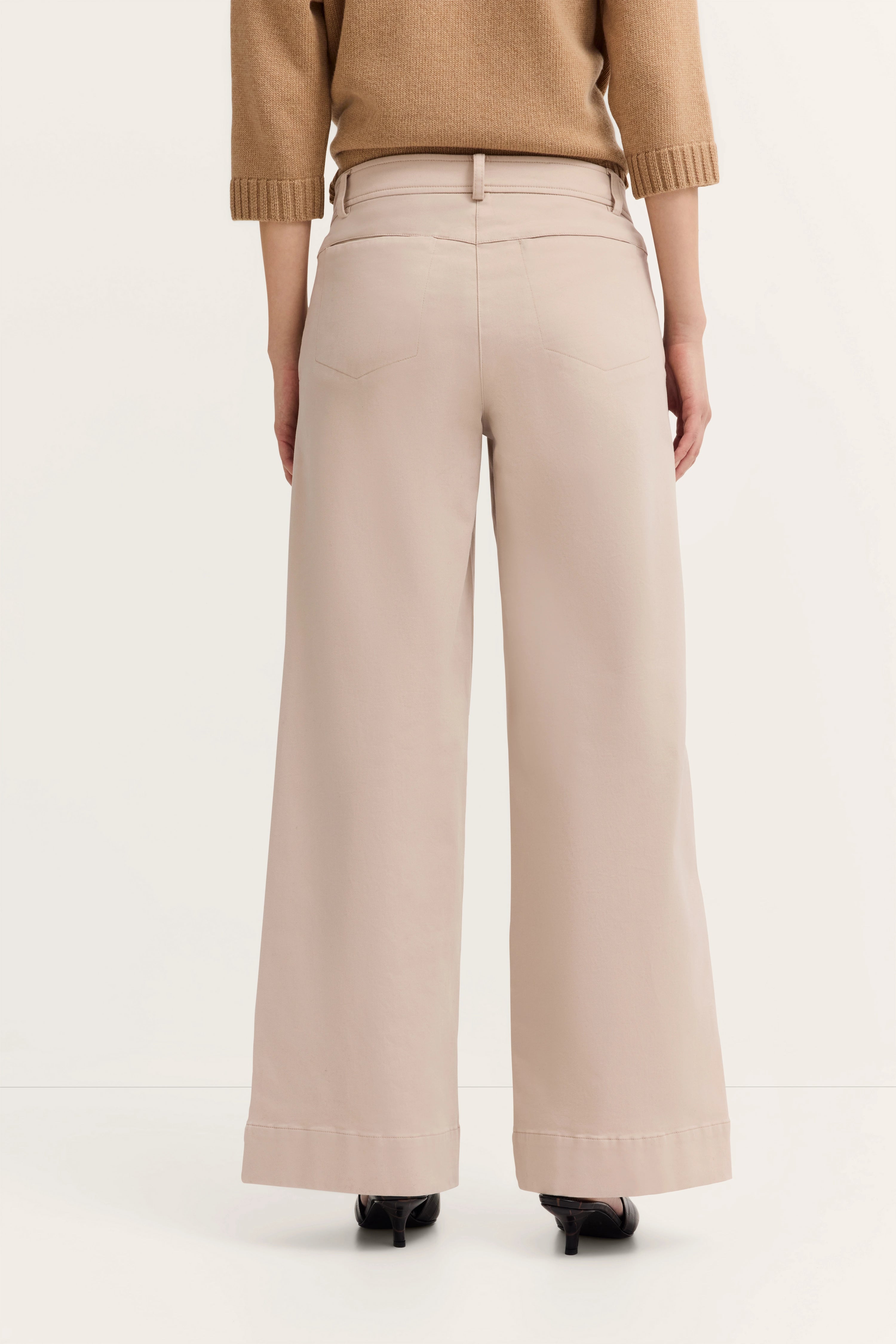 Beige wijde broek, achterkant, met bruin trui, casual modelbeeld, bugatti stijl.