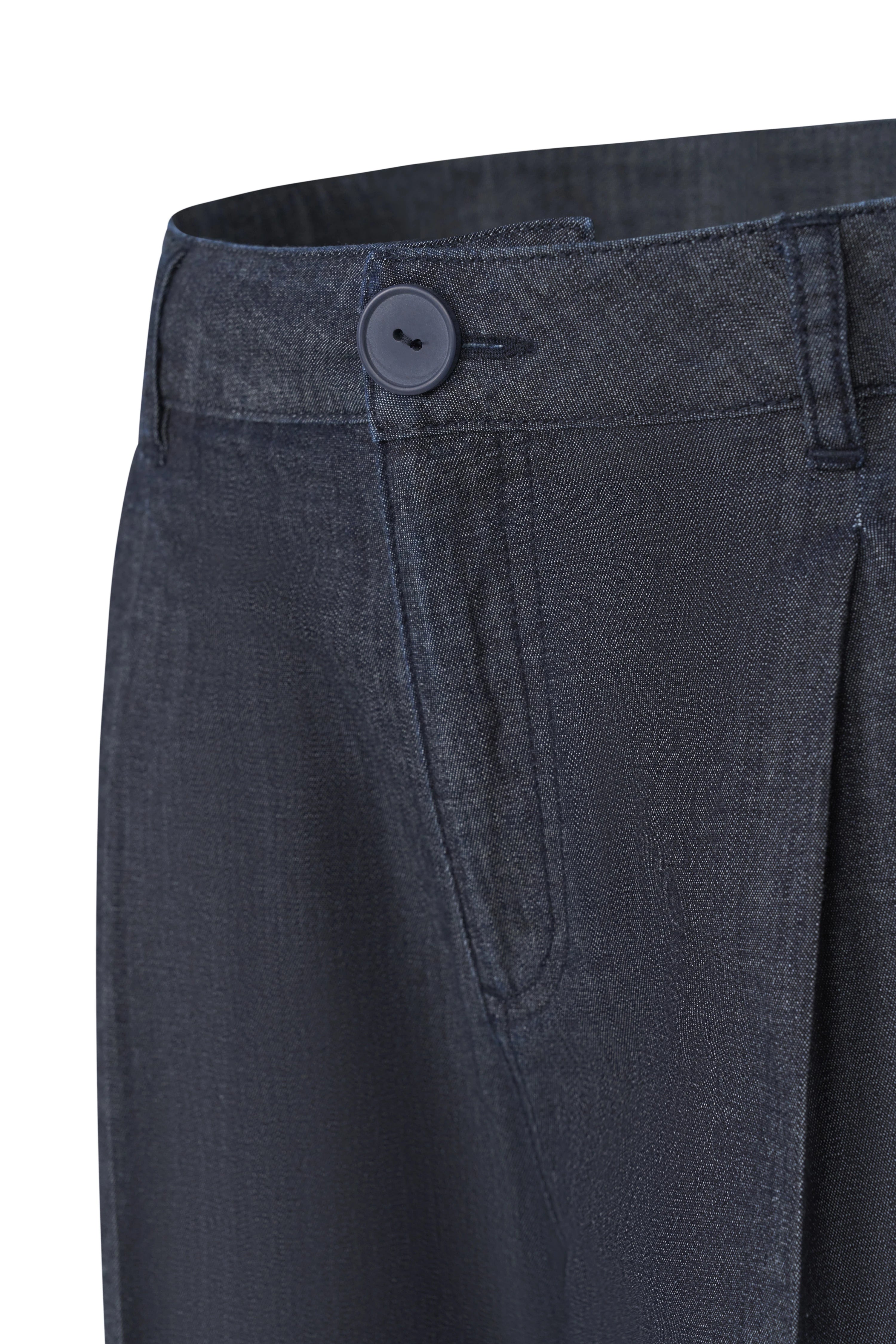 Donkerblauwe bugatti broek, close-up. Hoogwaardig materiaal, stijlvol en tijdloos, ideaal voor elke gelegenheid.
