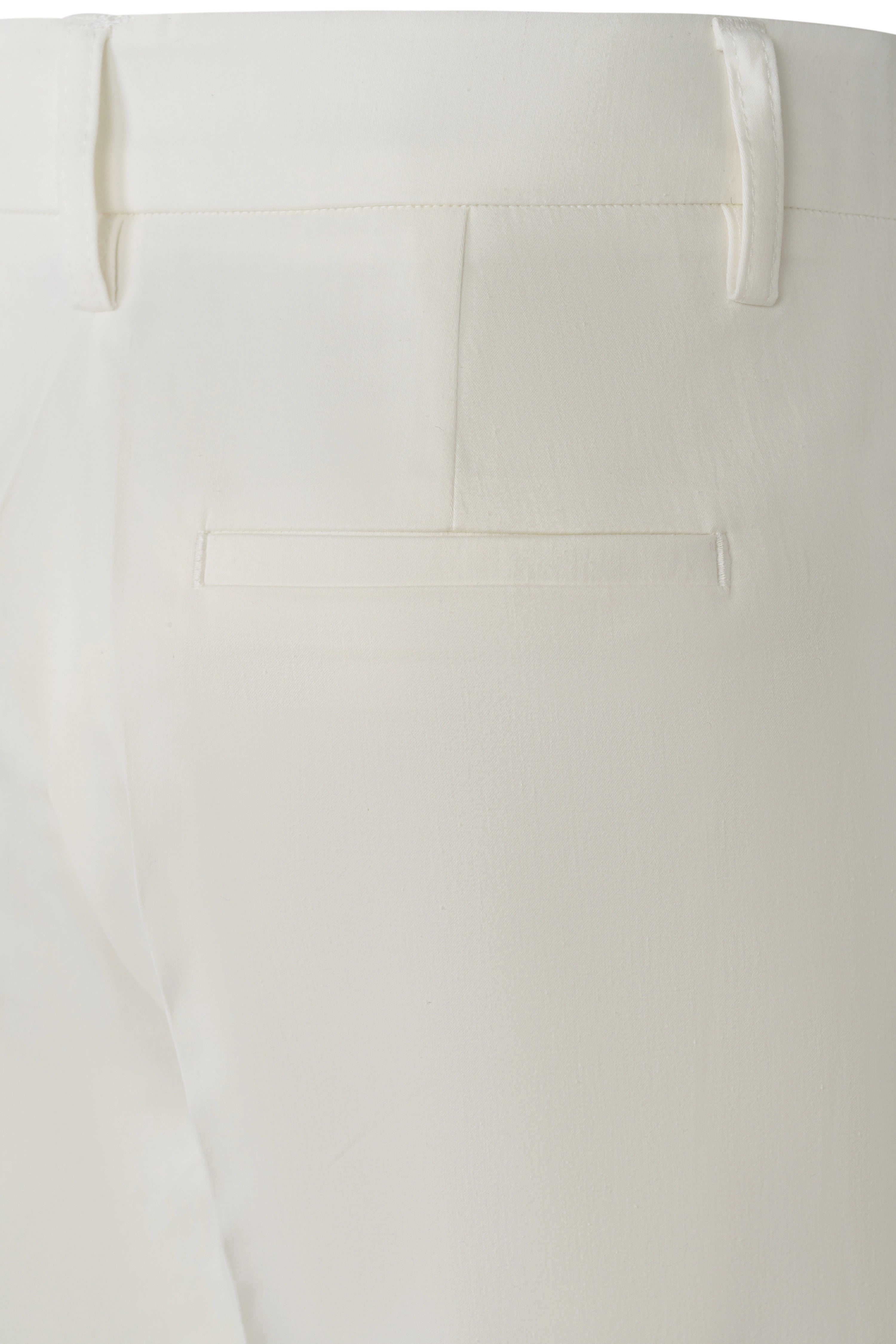 Witte bugatti broek, detailopname, gladde textuur, elegant ontwerp, ideaal voor stijlvolle outfits.