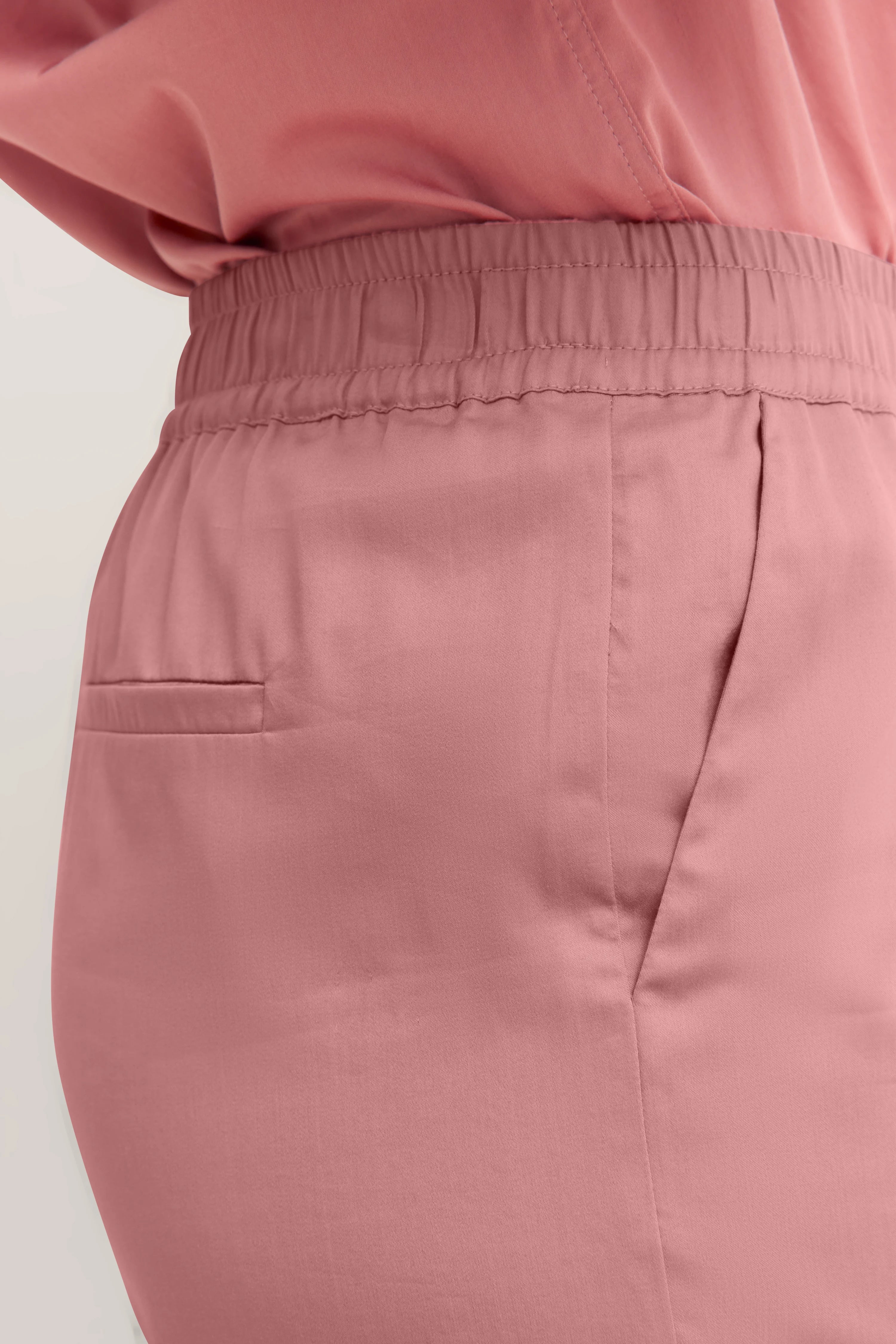 Roze broek met elastische tailleband, detailweergave, bugatti stijl en kwaliteit.