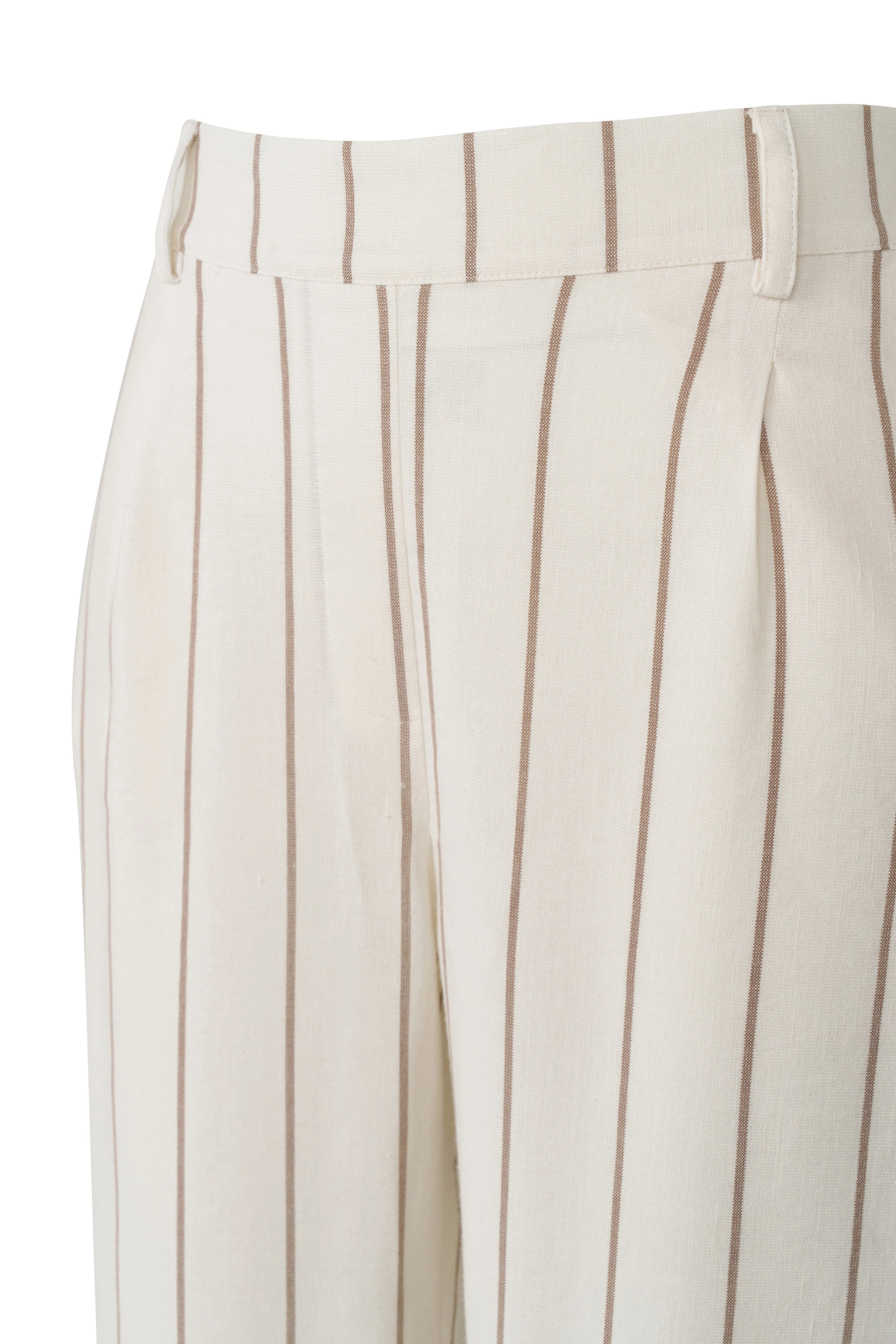 Beige-wit gestreepte bugatti outfit, casual buste shot, detail van broek.