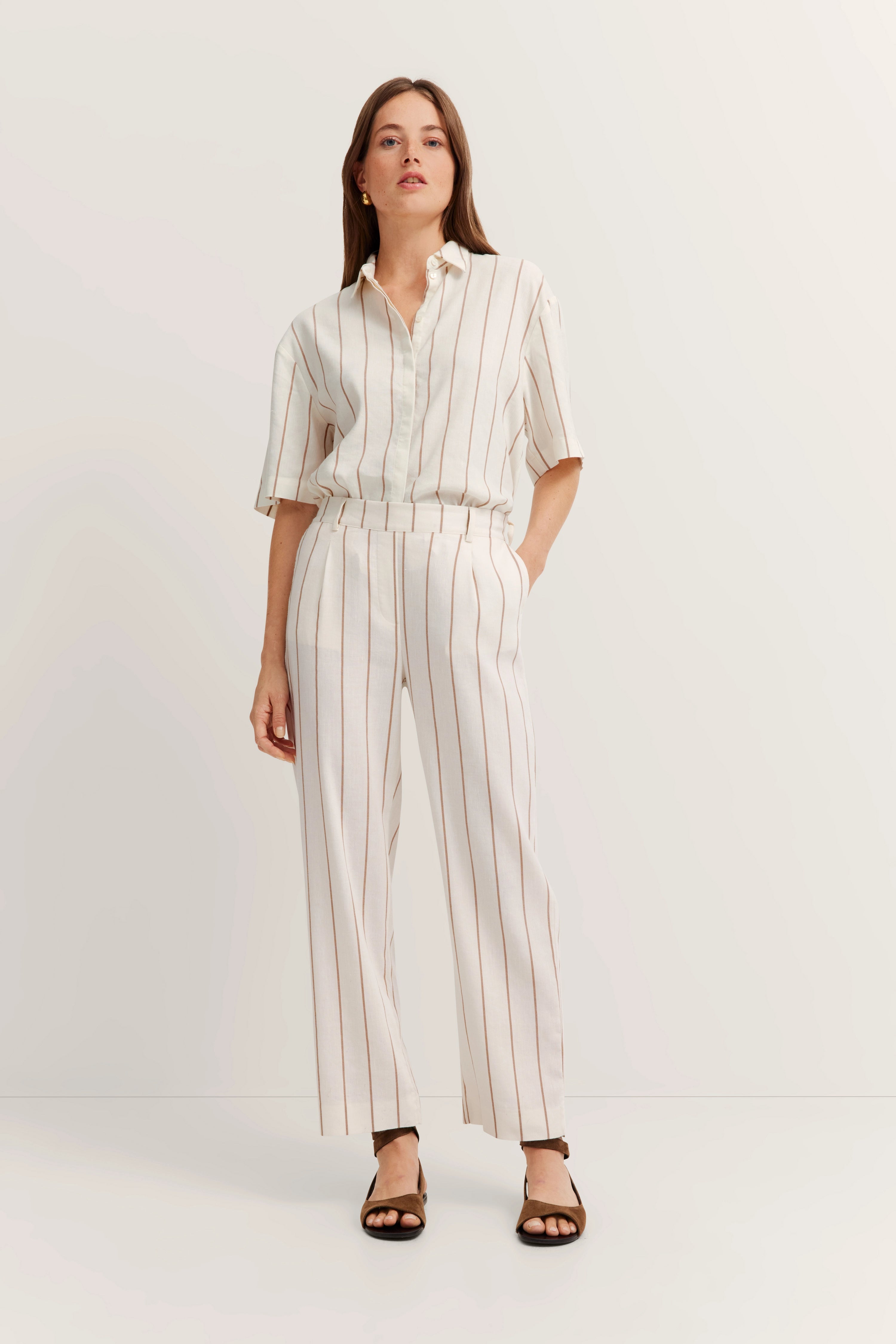 Wit gestreepte outfit van bugatti, casual model van achteren, ontspannen houding.
