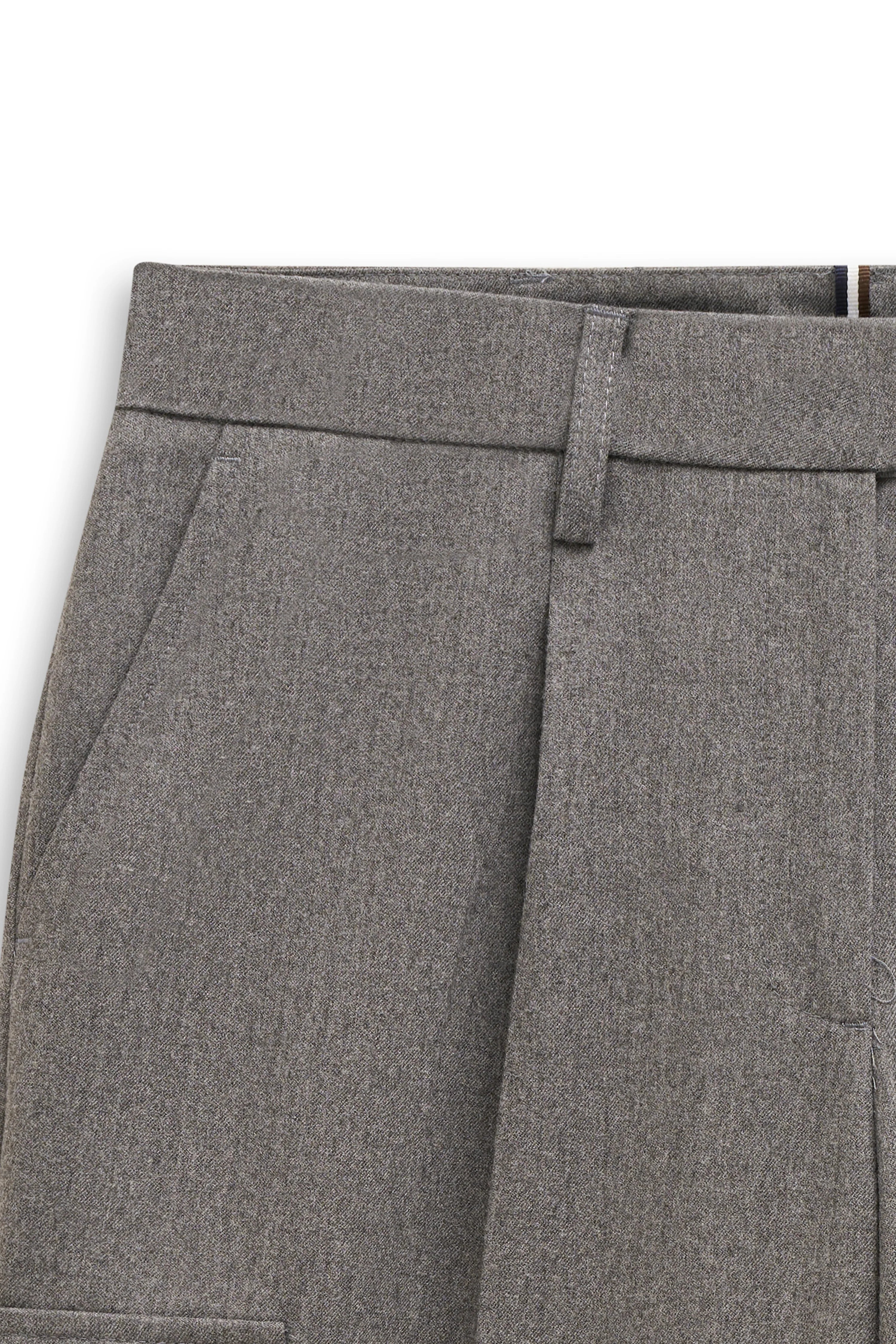 Graue bugatti Hose, Detailansicht, eleganter Look, hochwertige Verarbeitung.