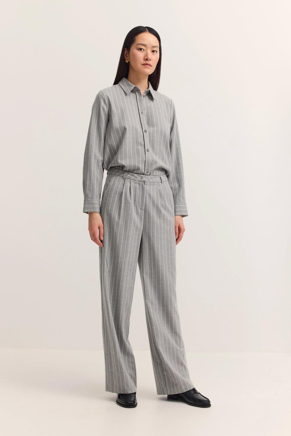 Graues, gestreiftes Hemd und Hose, Modelbild, entspanntes Stehen, bugatti Stil.