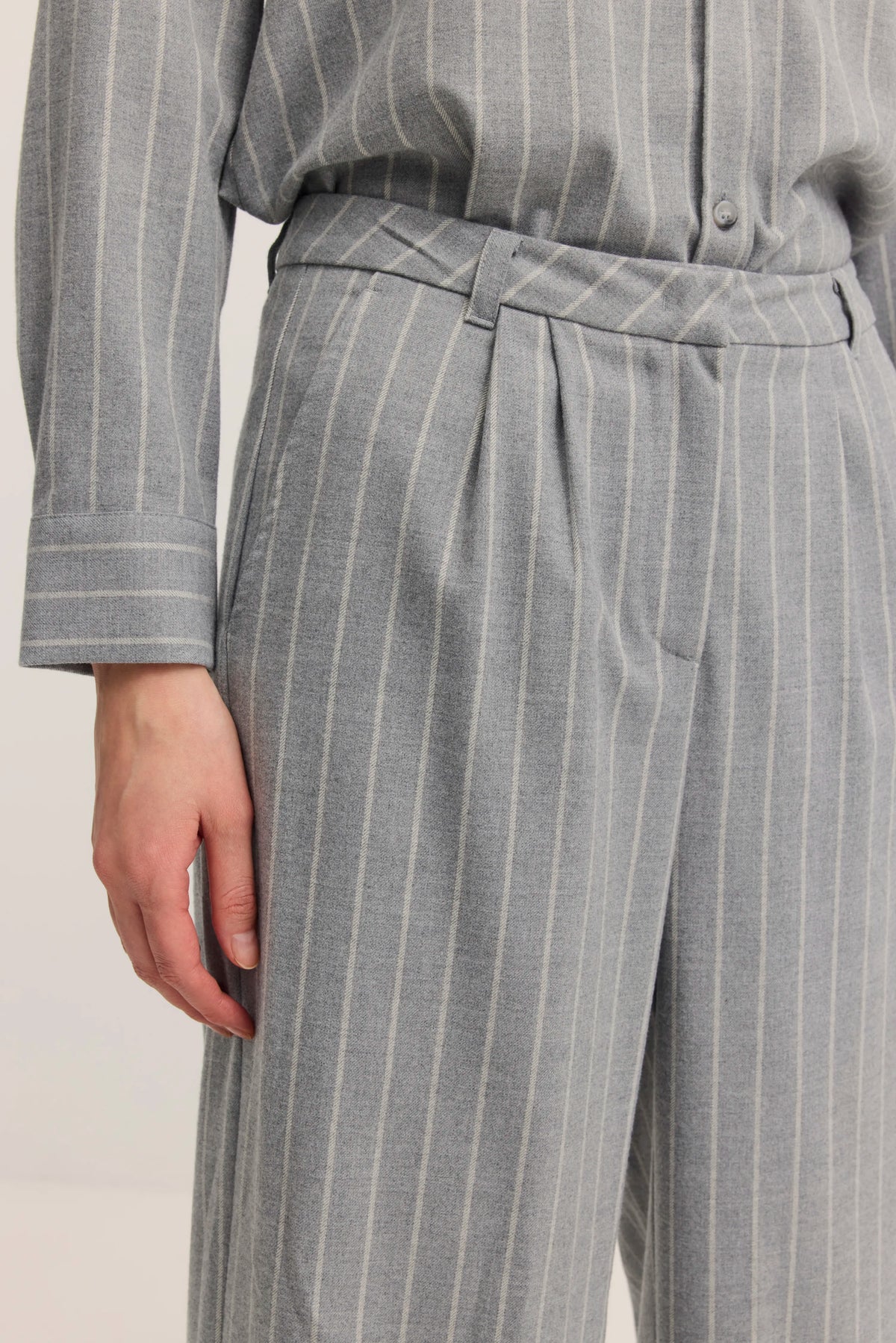 Graues, gestreiftes Set aus Bluse und Hose von bugatti, Detailaufnahme.