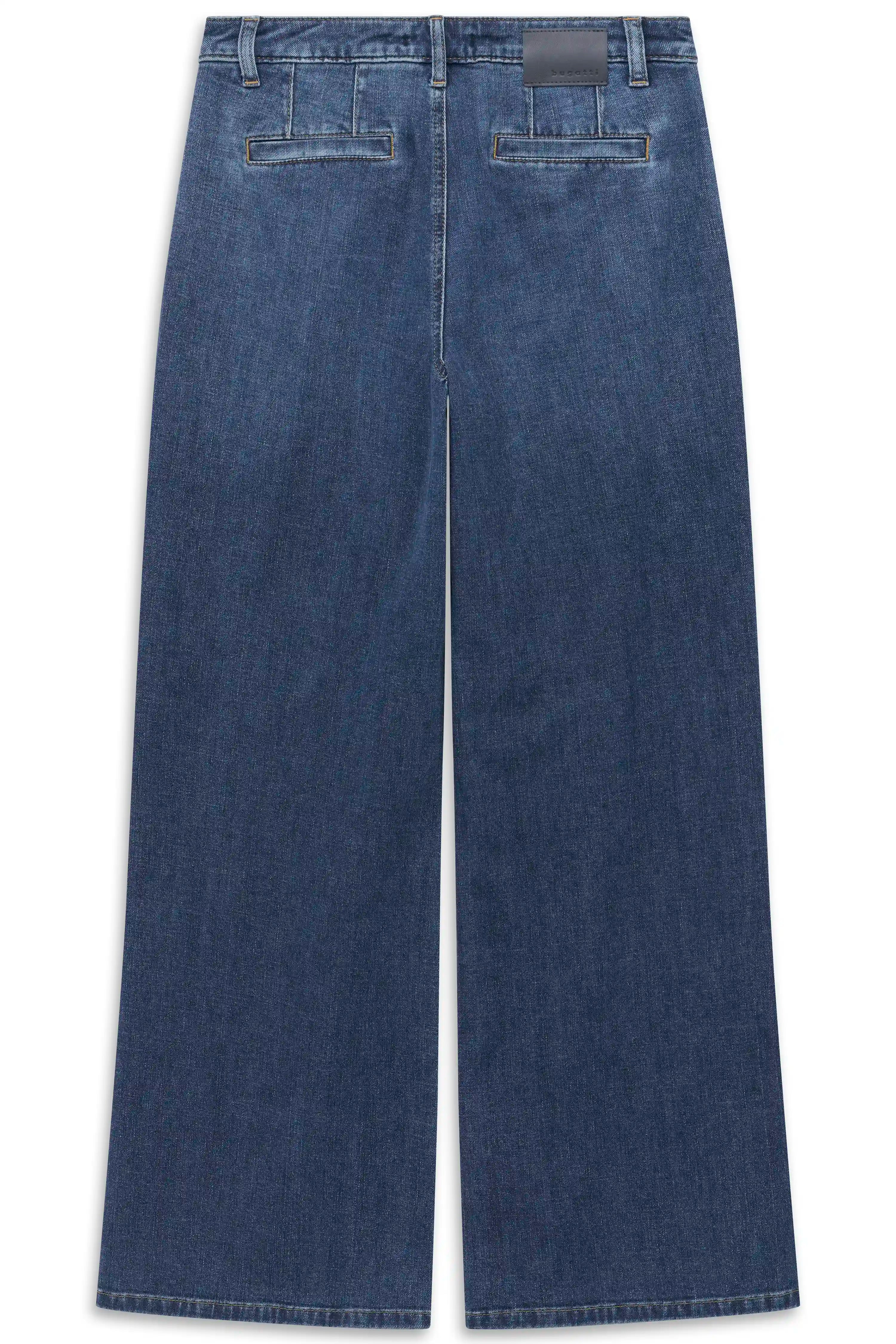 Weite, blaue Jeans in legerer Büstenansicht, klassisches Design von bugatti.