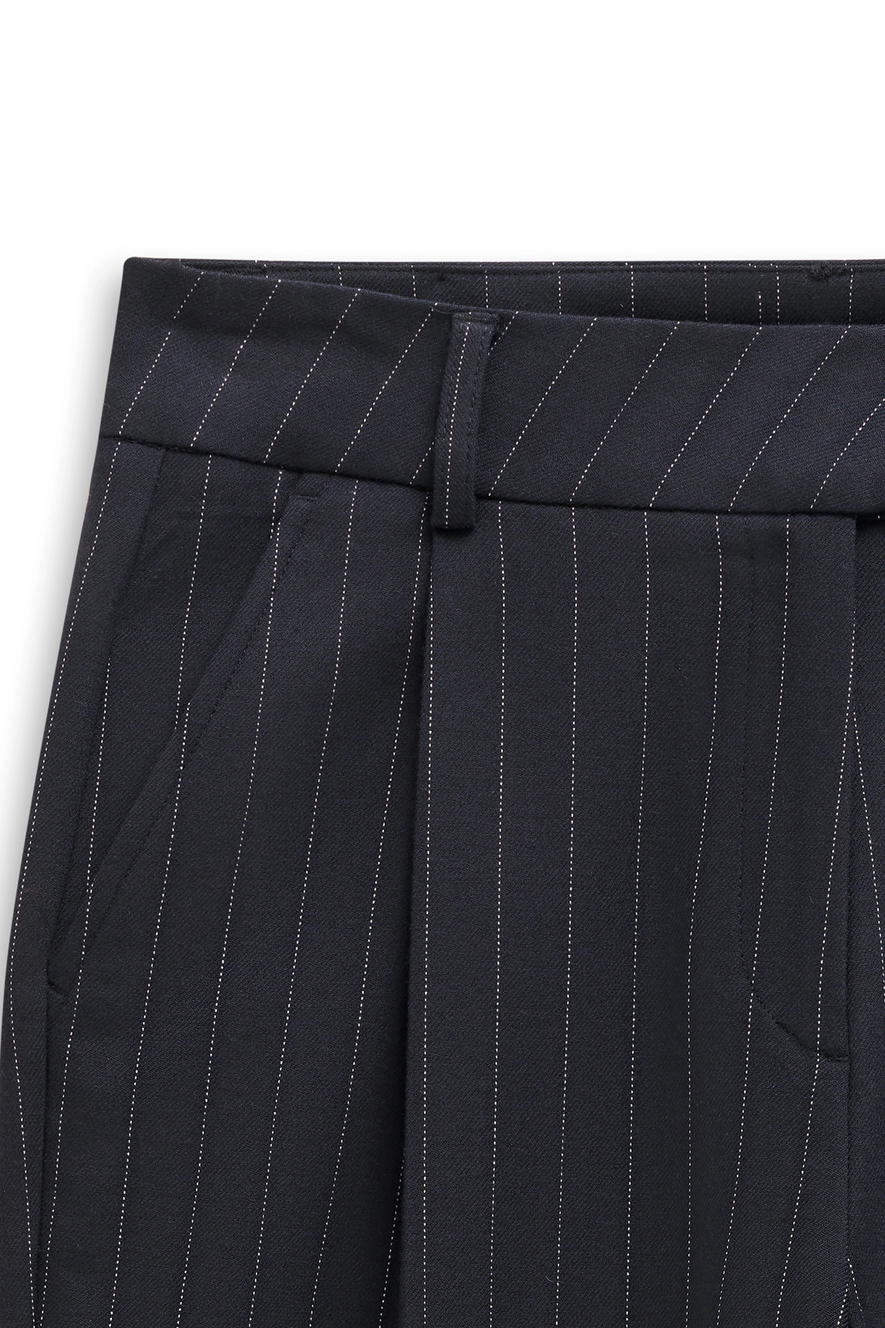 Dunkelblaue Nadelstreifenhose von bugatti, Detailaufnahme.