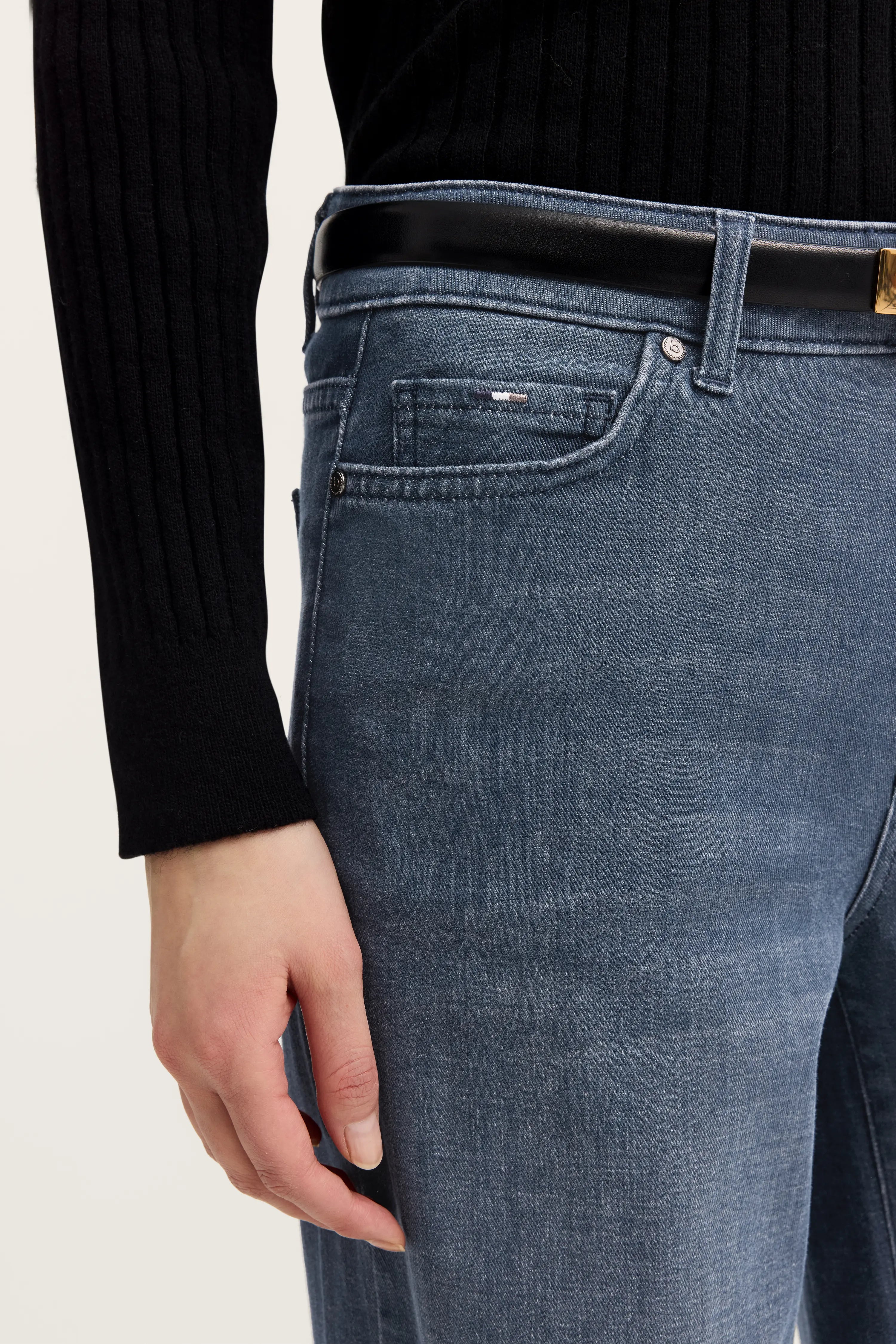 Dunkelblauer Pullover, blaue Jeans, Detailansicht, legeres Outfit, bugatti Stil.