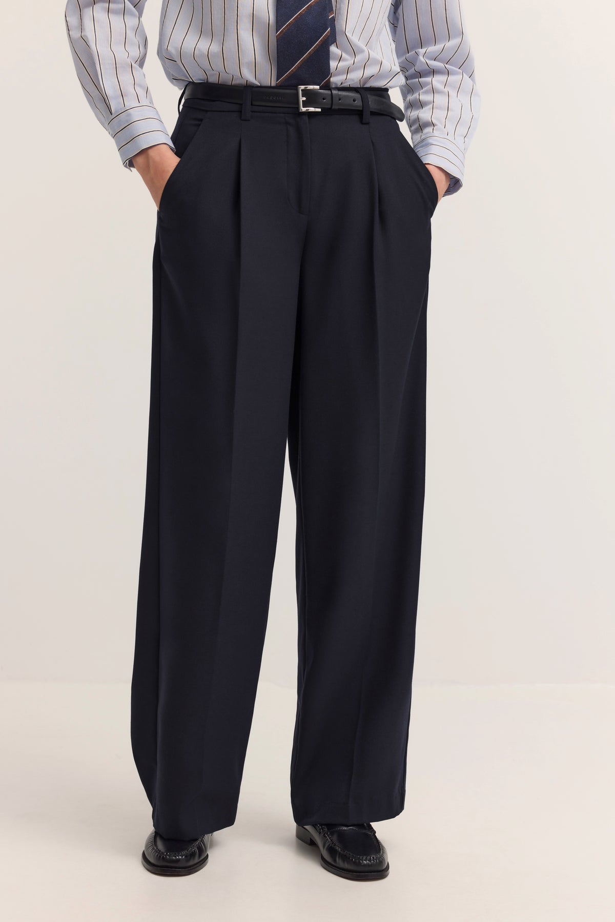 Business-Look: Dunkelblaue Anzughose, gestreiftes Hemd, Krawatte, Gürtel
