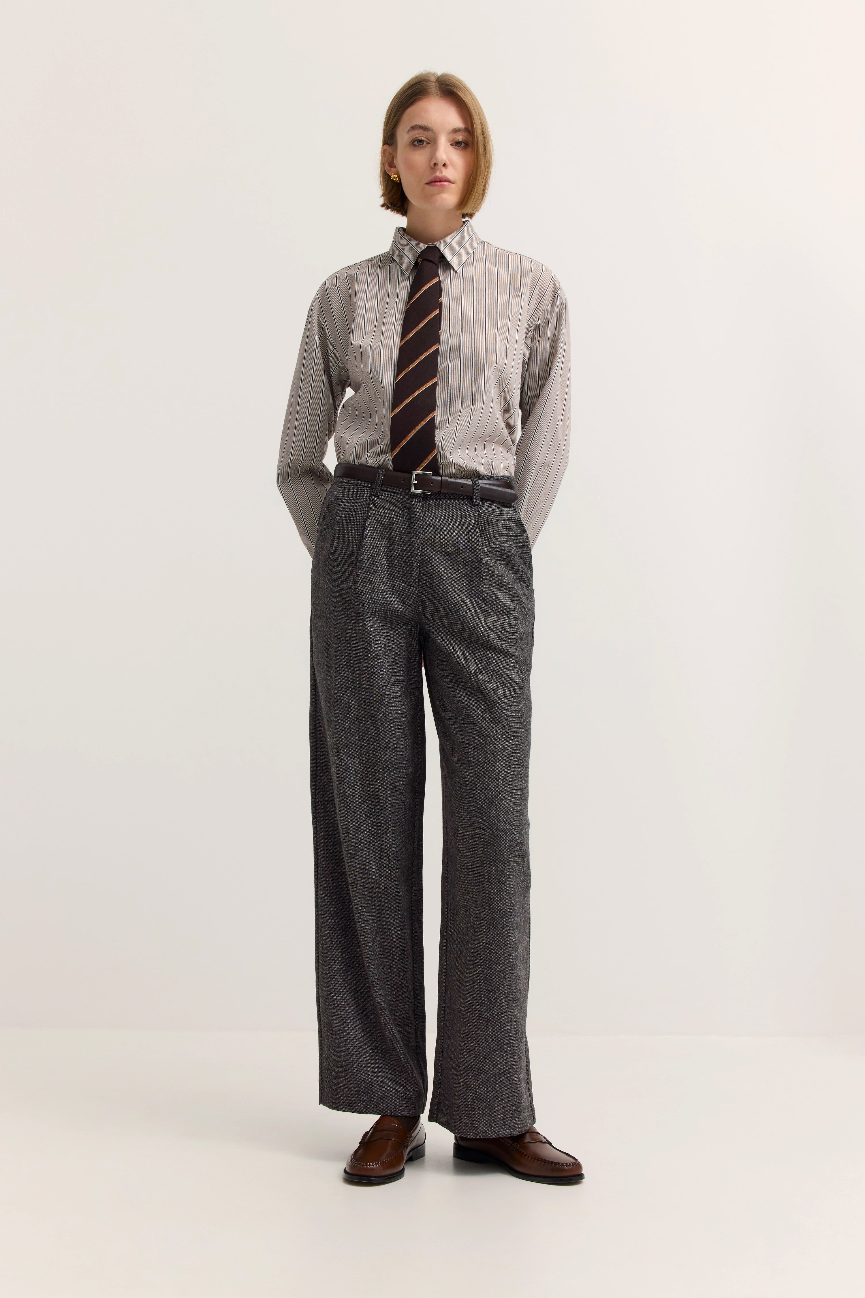Graues Outfit mit gestreiftem Hemd, Krawatte und braunen Schuhen
