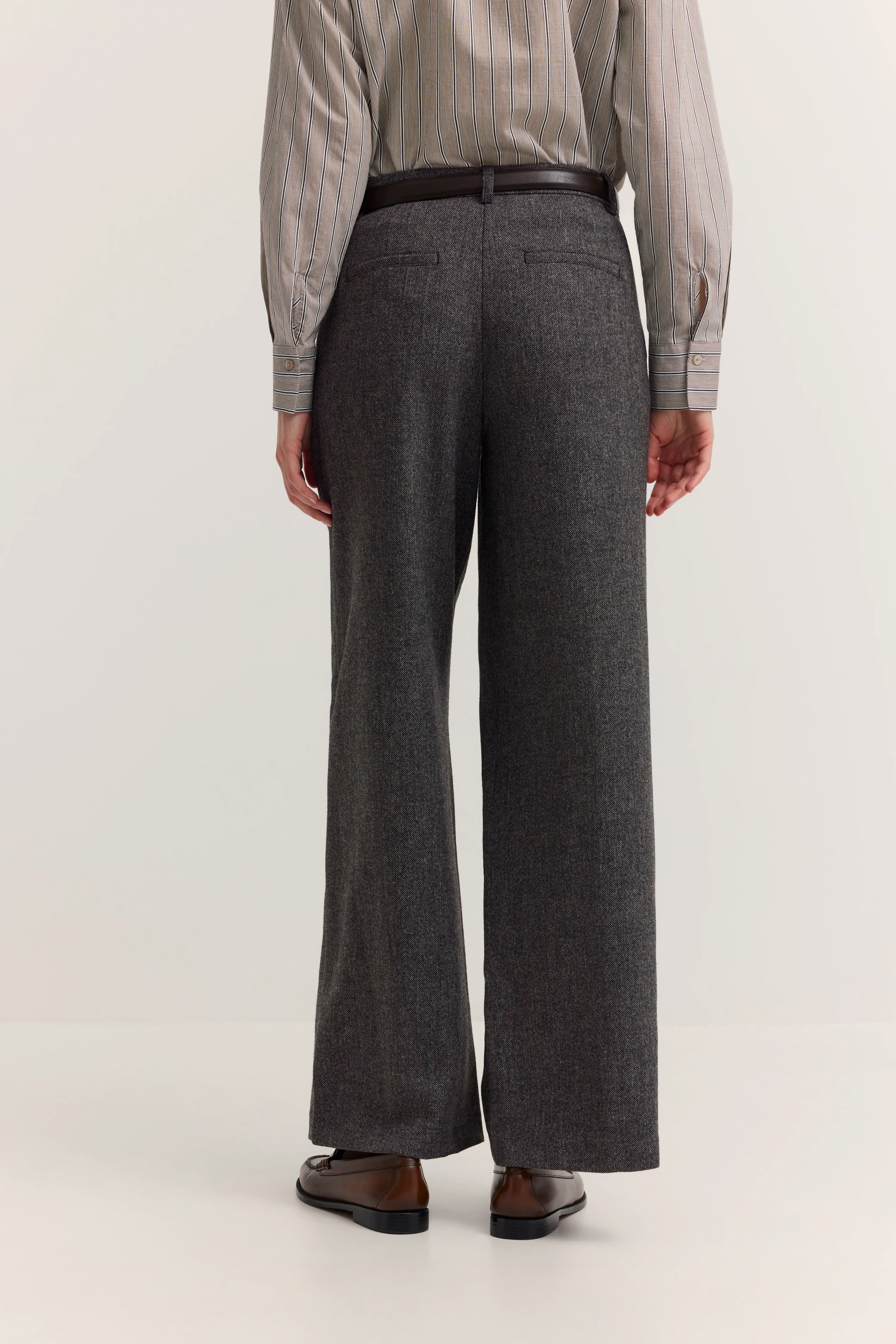 Graue, weite Hose und gestreiftes Hemd, Rückansicht, legeres Modelbild.