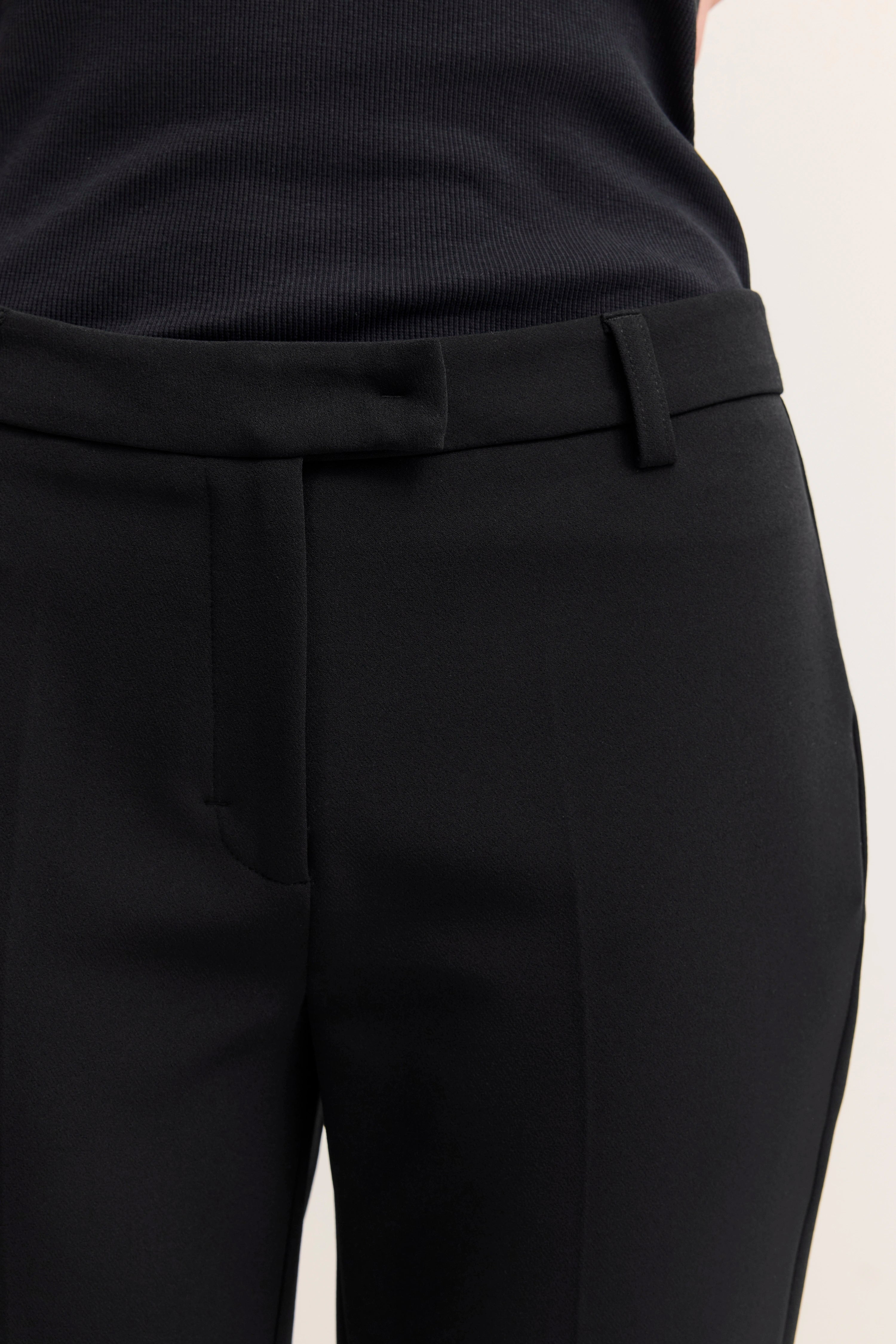 Schwarze bugatti Hose, Nahaufnahme, elegantes Design, Büstenbild, hochwertige Verarbeitung.