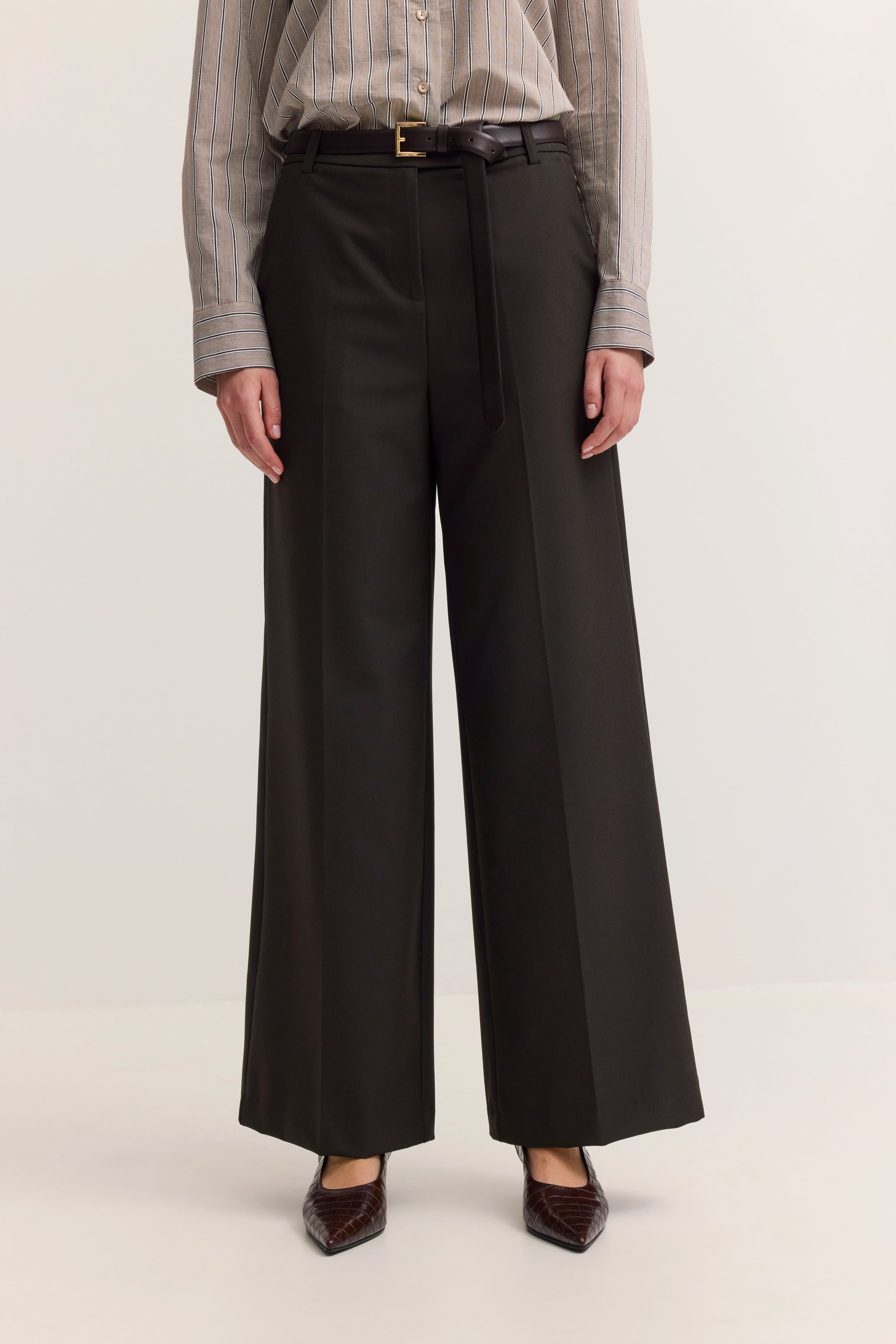 Braune weite Hose mit gestreifter Bluse, legeres Büstenbild, stilvolles Design von bugatti.