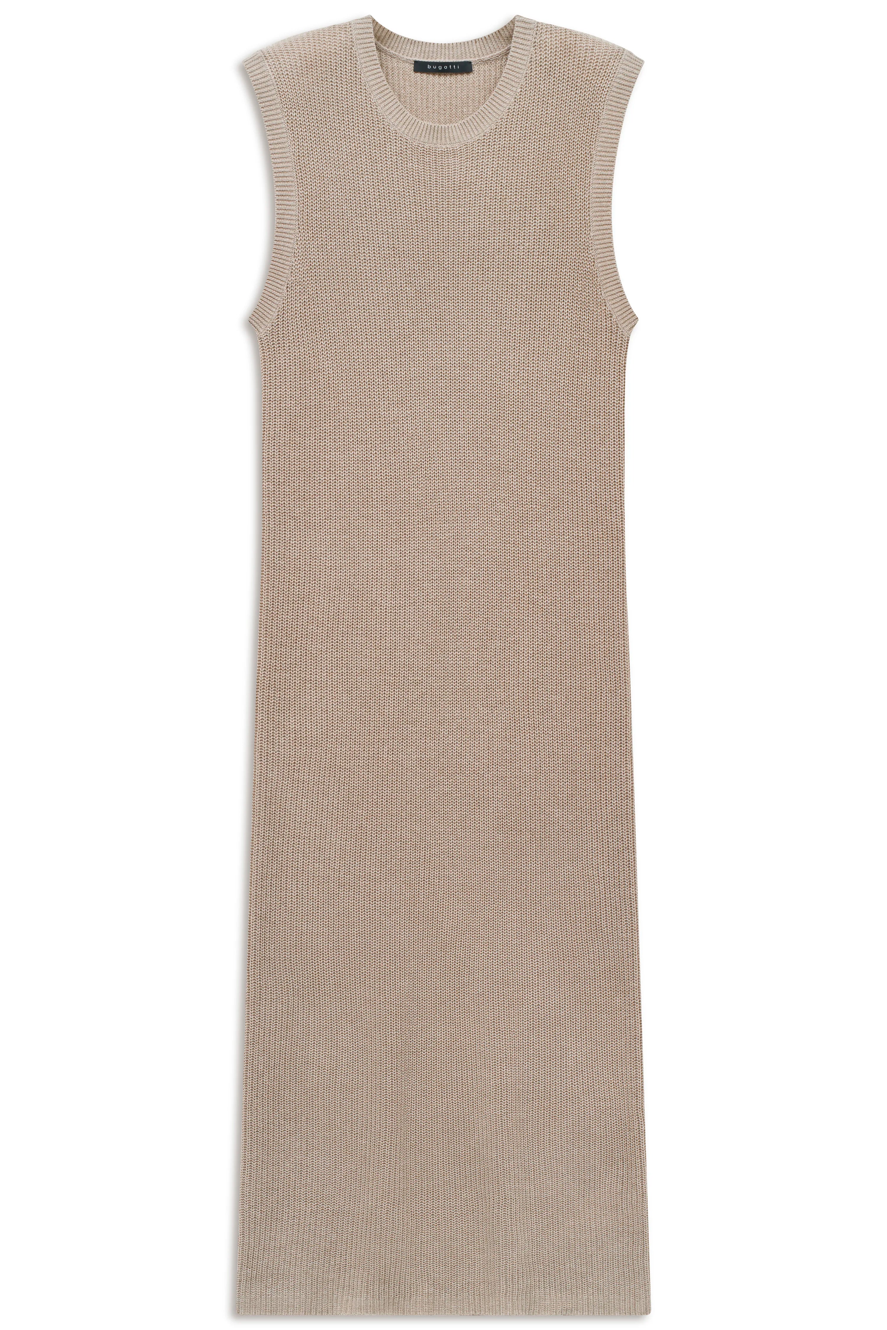 Ärmelloses, beigefarbenes Strickkleid von bugatti, schlichtes Design, Büstenbild.
