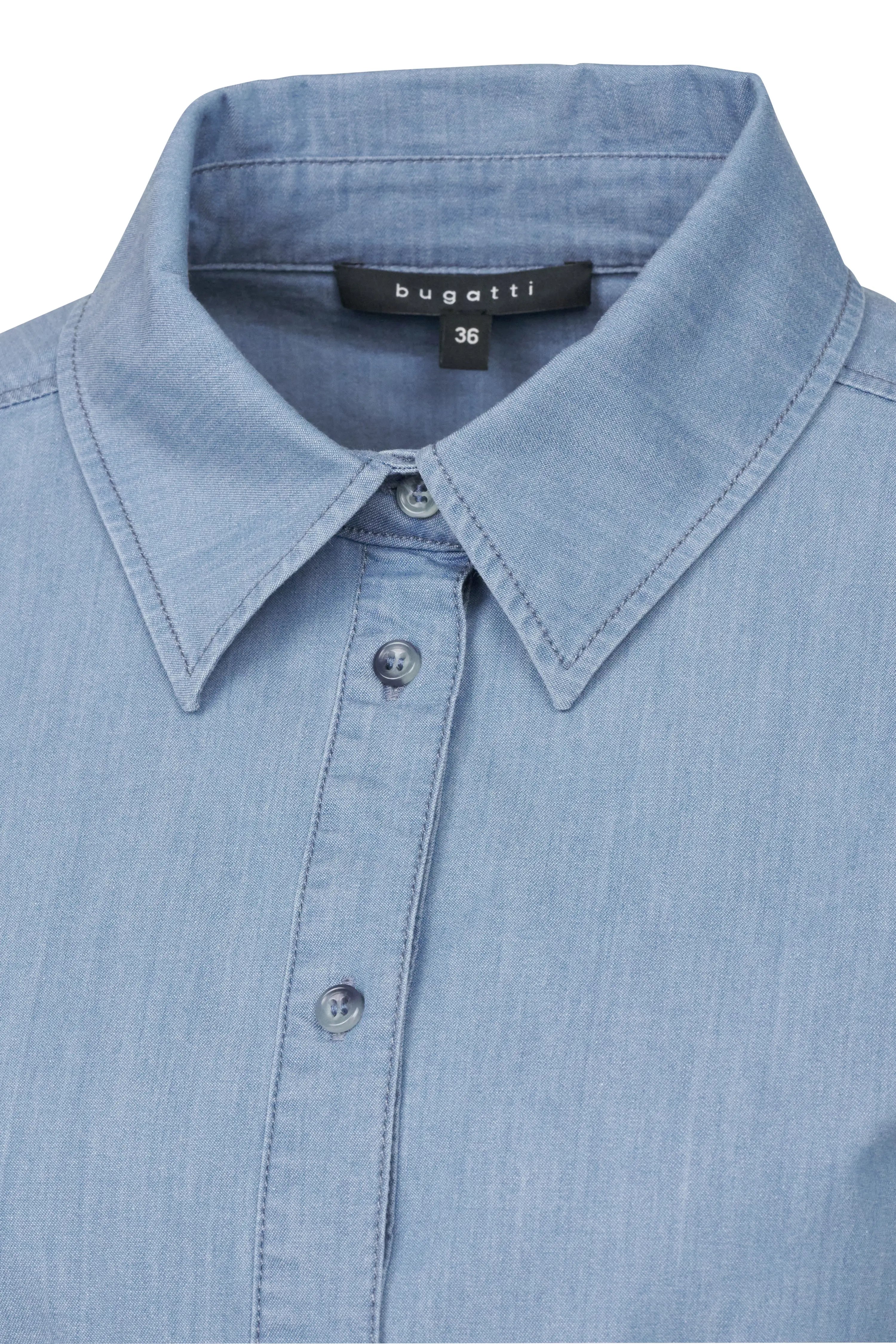 Blaues bugatti Hemd, Detailaufnahme, Büstenbild, klassischer Kragen, zeitlose Eleganz.