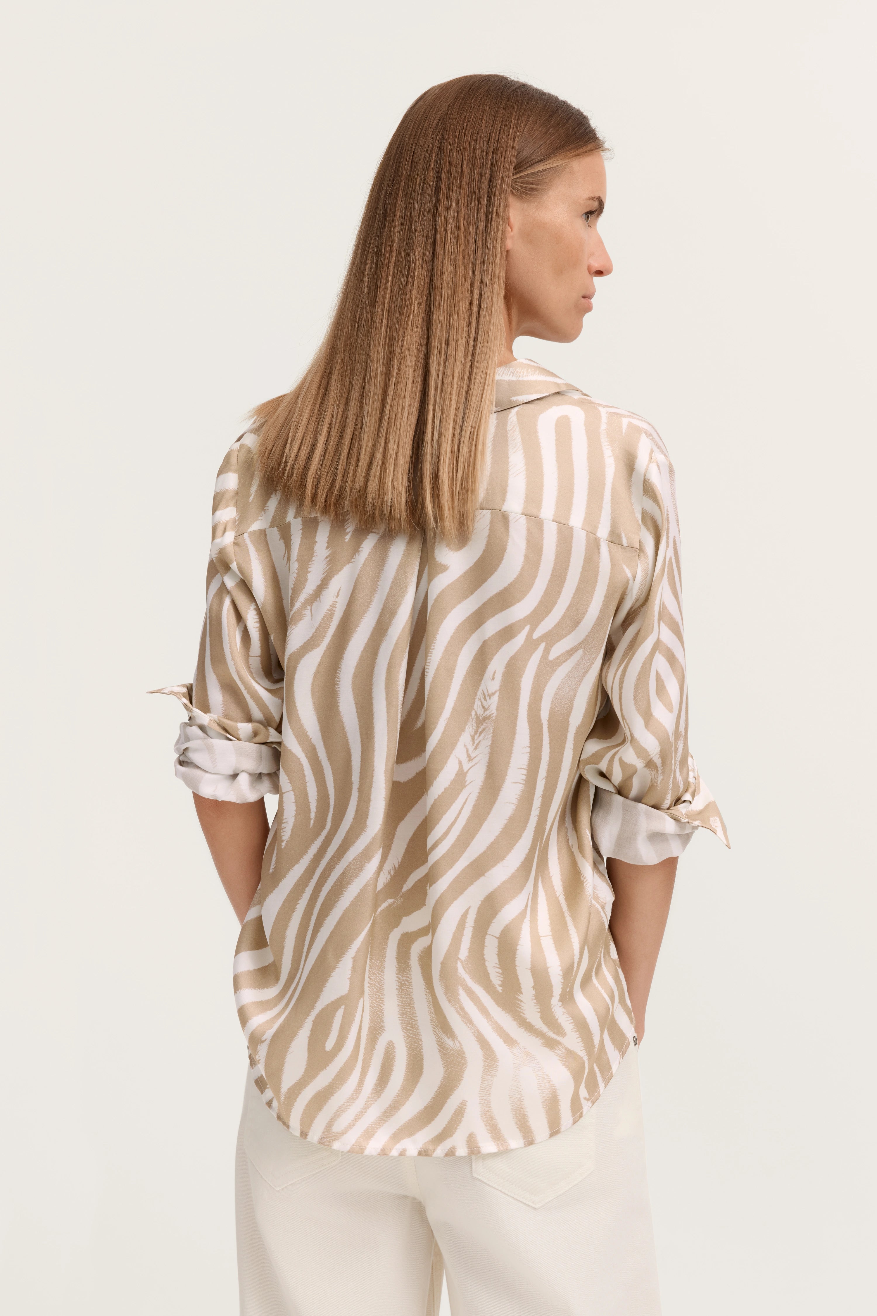Zebra-Bluse in Beige-Weiß von bugatti, lässig getragen, Büstenbild von hinten.