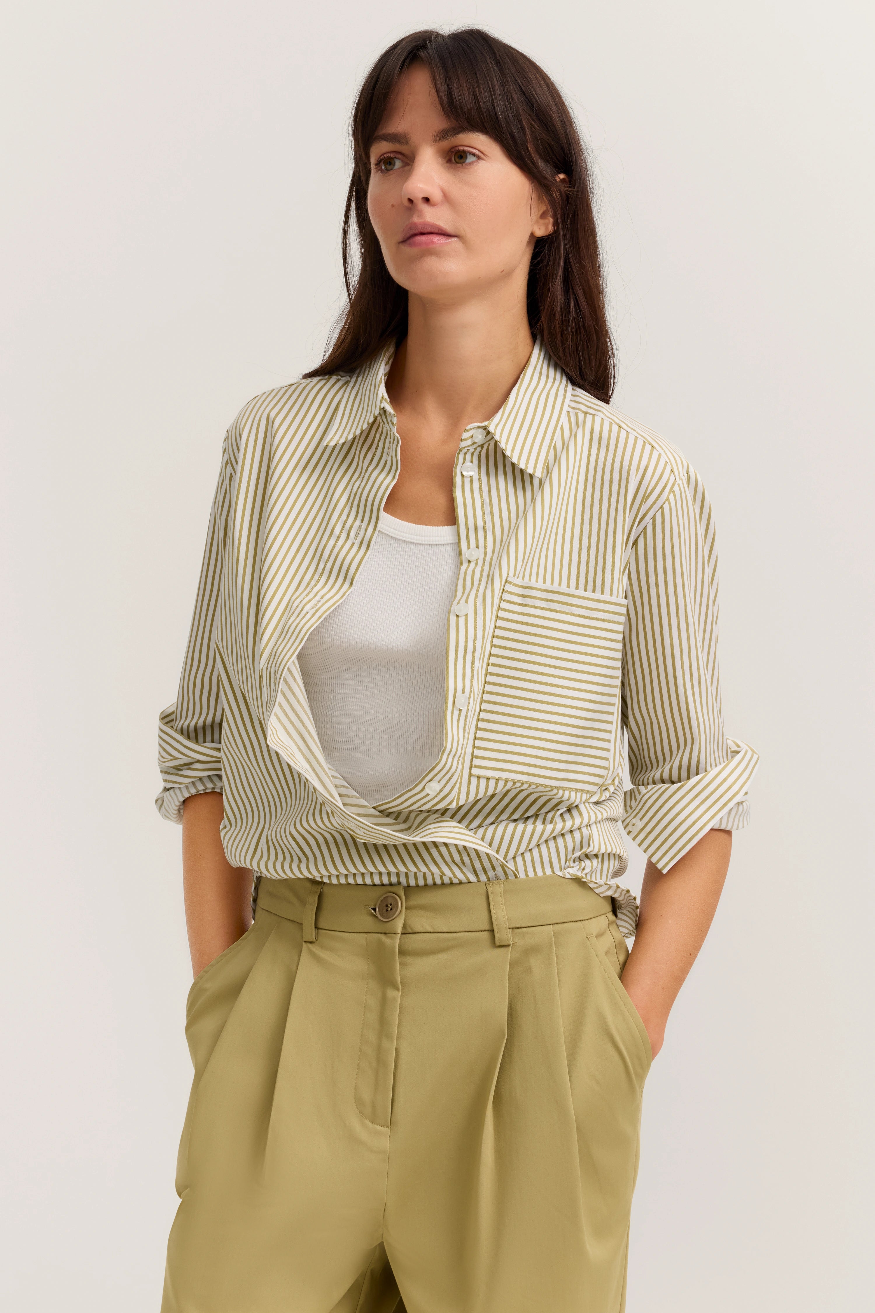 Streifenhemd in Beige-Grün, weißes Top, beige Hose