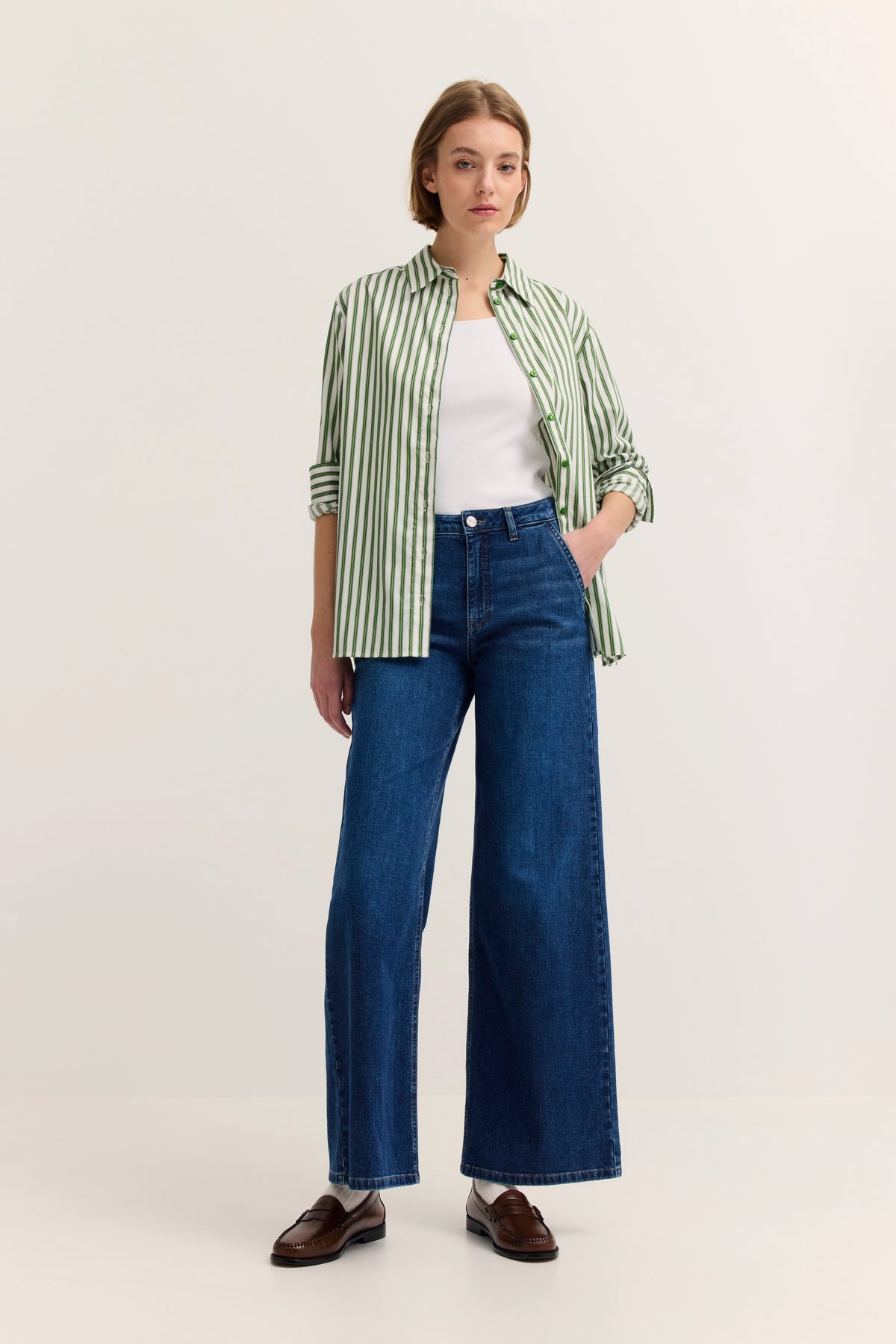 Büstenbild mit gestreiftem, grün-weißem Hemd, lässiger Look, bugatti Stil.