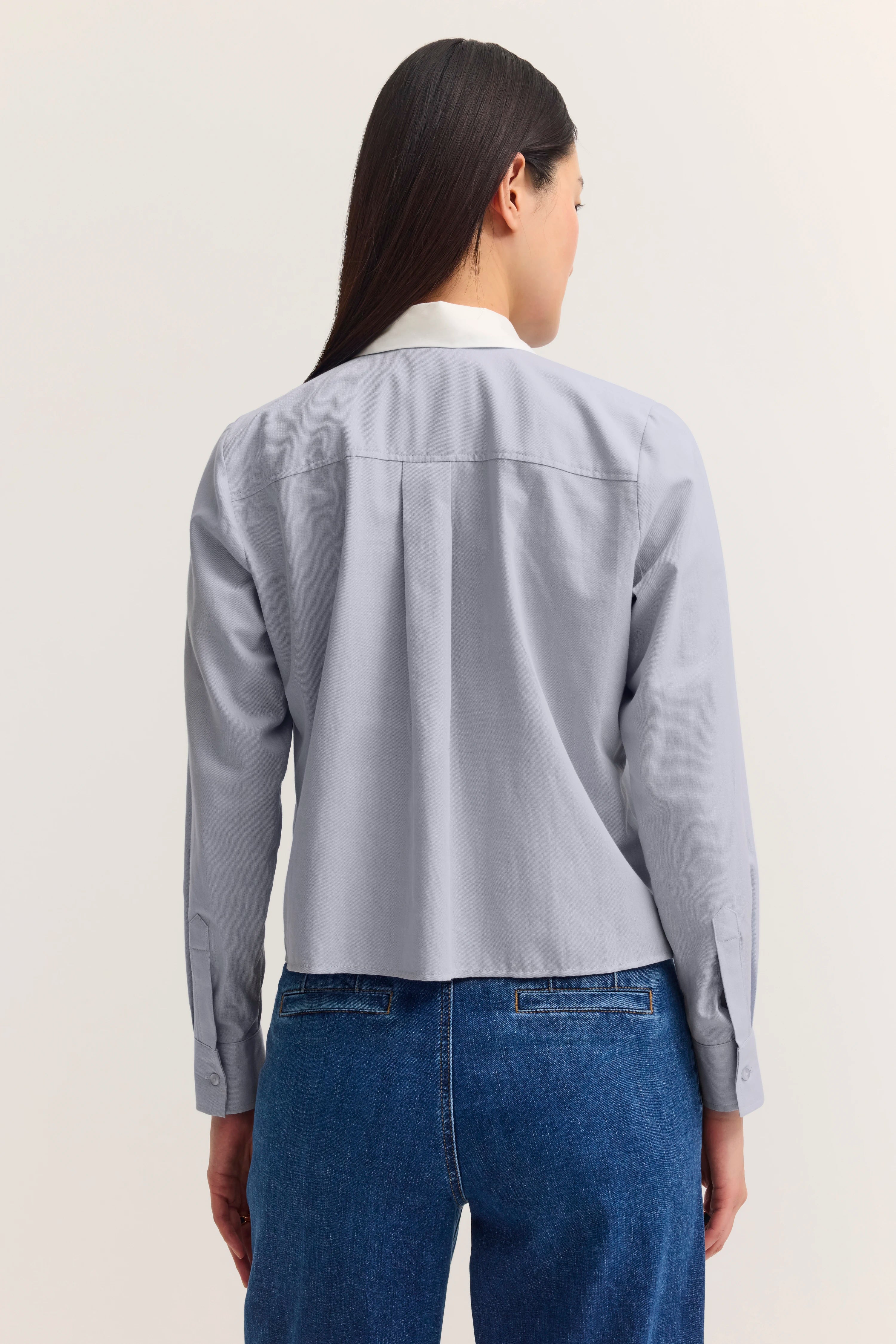 Graues Hemd und blaue Jeans, Rückansicht, legeres Modelbild.
