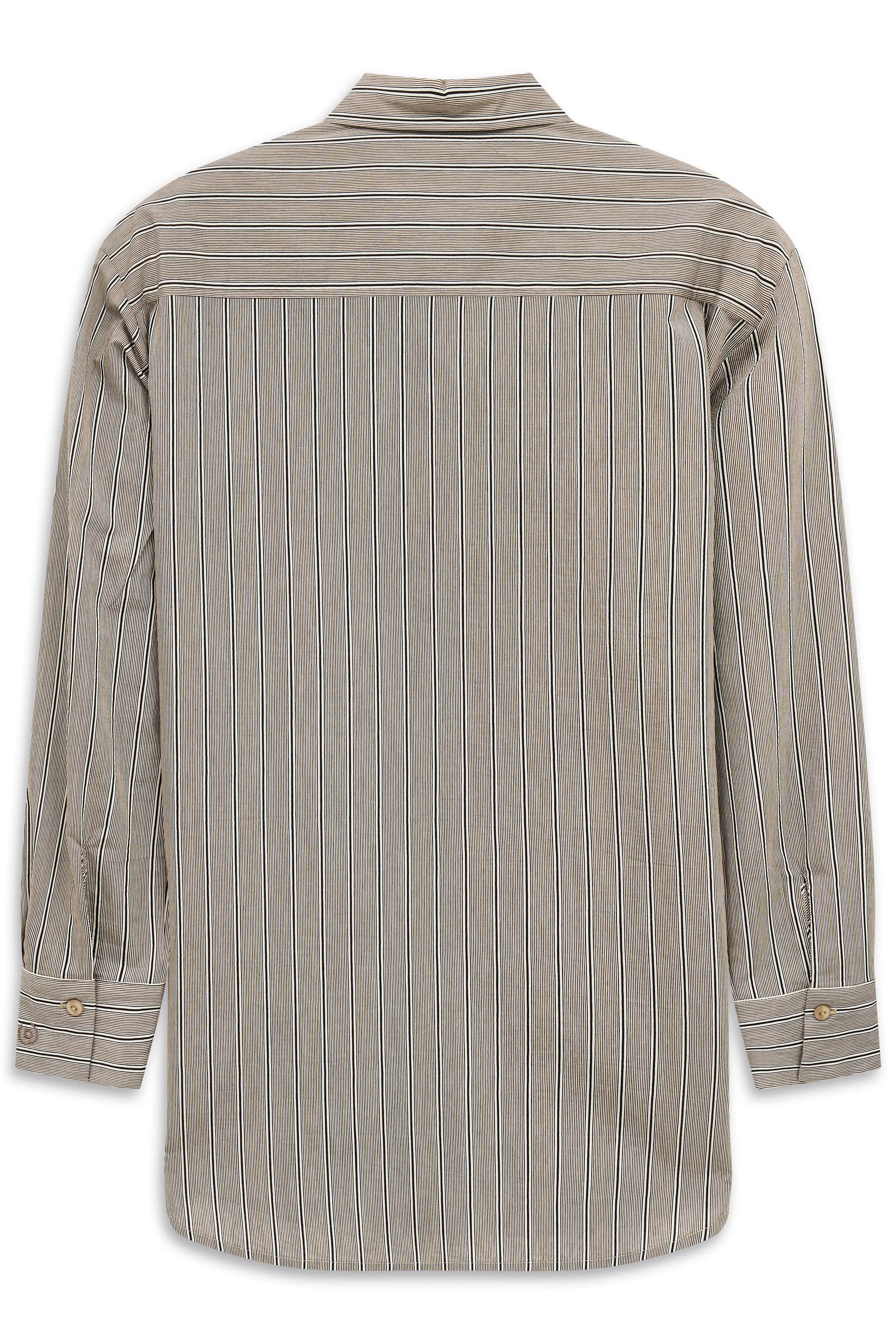 Langärmeliges Hemd mit feinen Streifen in Beige und Weiß, Rückansicht, legeres Bild.
