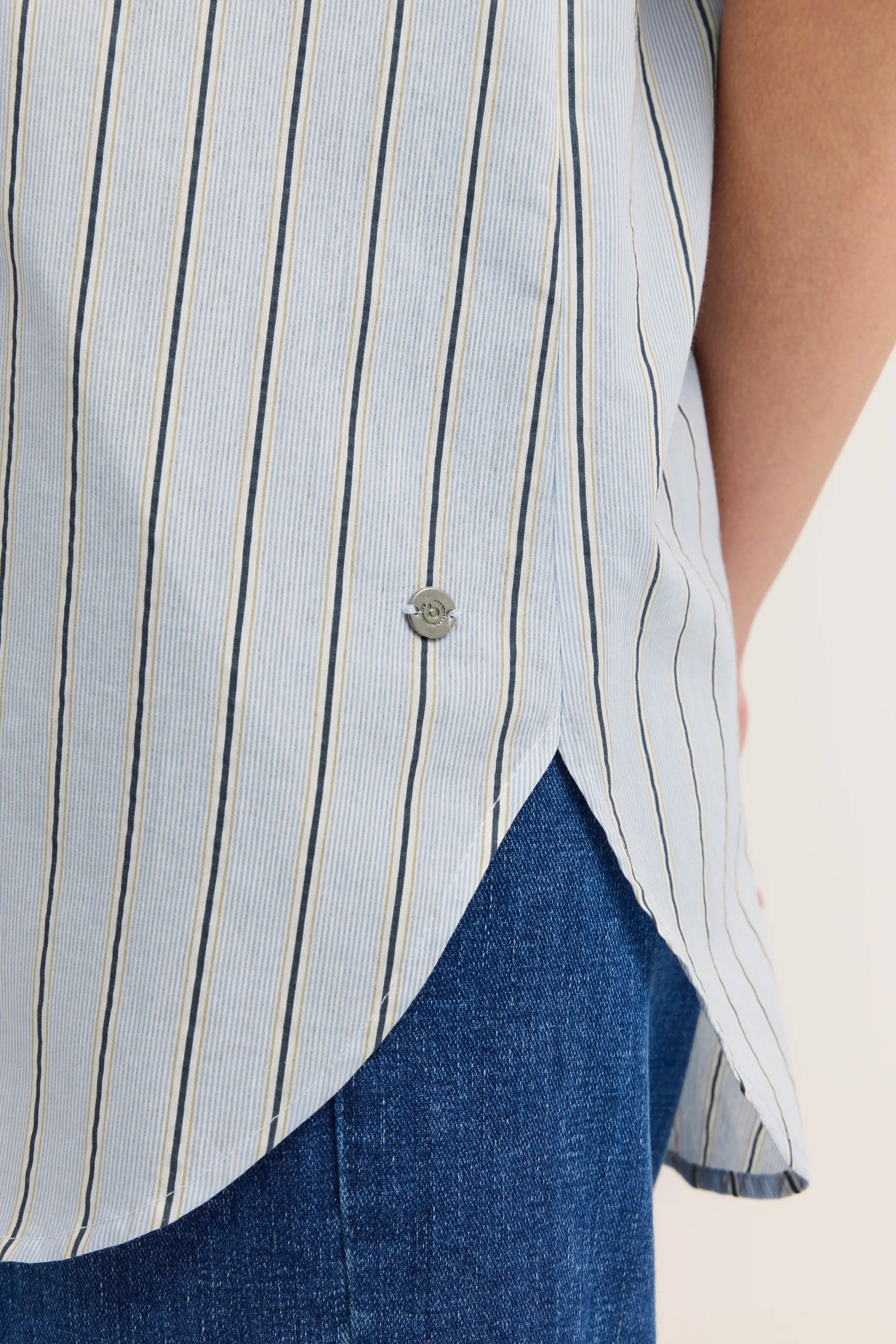 Gestreiftes bugatti-Hemd in Blau-Weiß, Detailansicht, legerer Look mit Jeans.