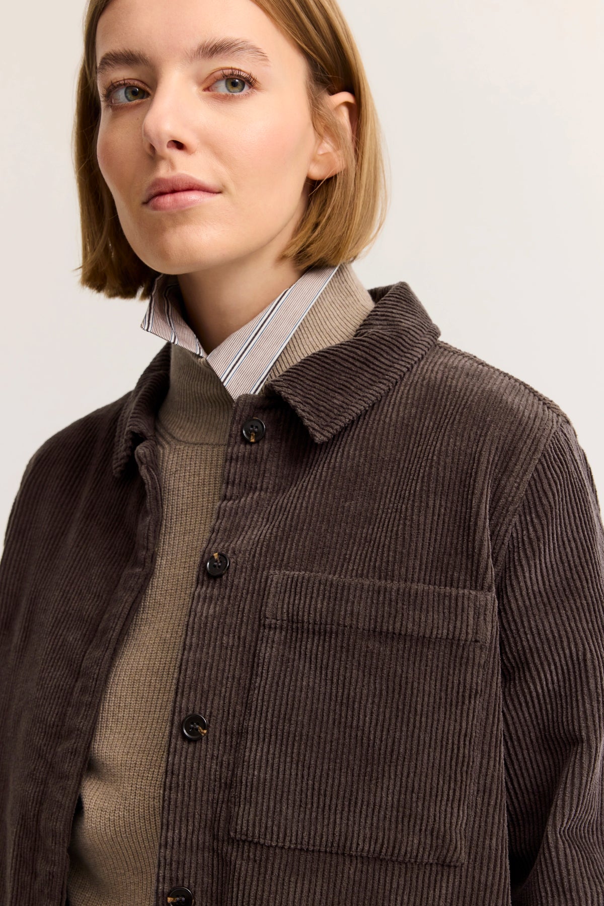 Büstenbild mit brauner Cordjacke und beigem Pullover.