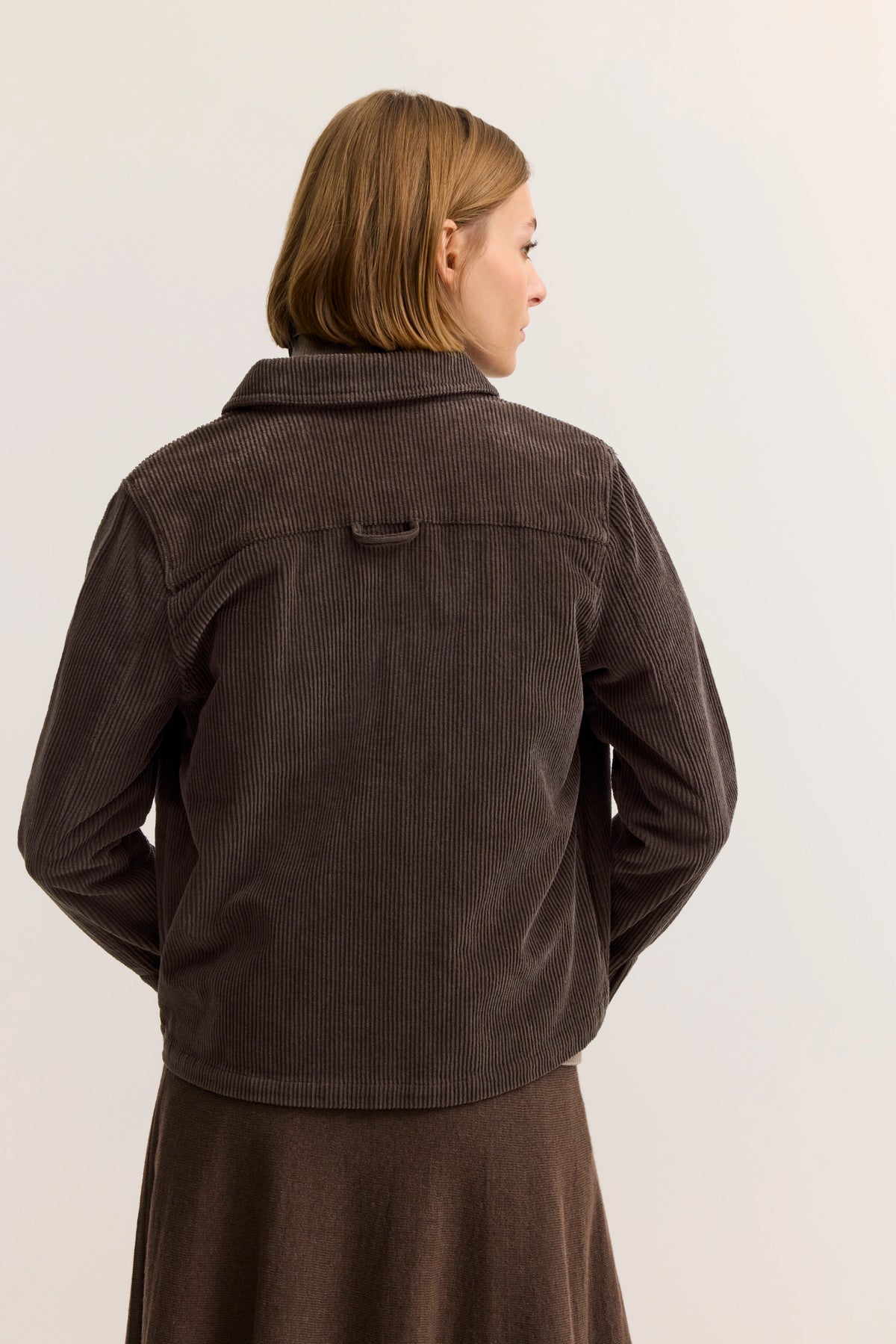 Braune Cordjacke und Rock, Rückenansicht, legeres Modelbild, bugatti.