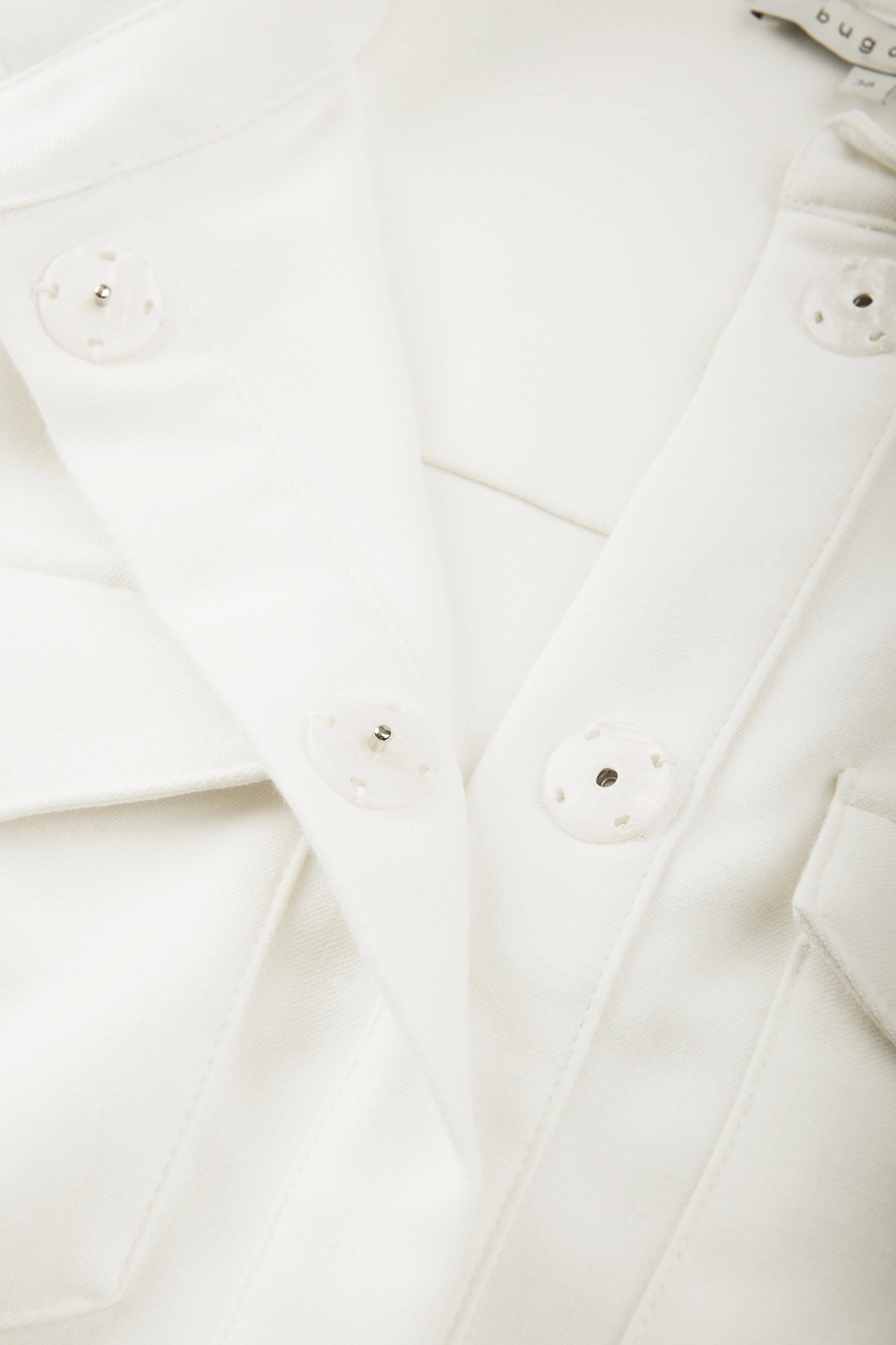 Weiße bugatti-Jacke mit Knopfleiste, Detailaufnahme, zeitlos elegant und hochwertig.