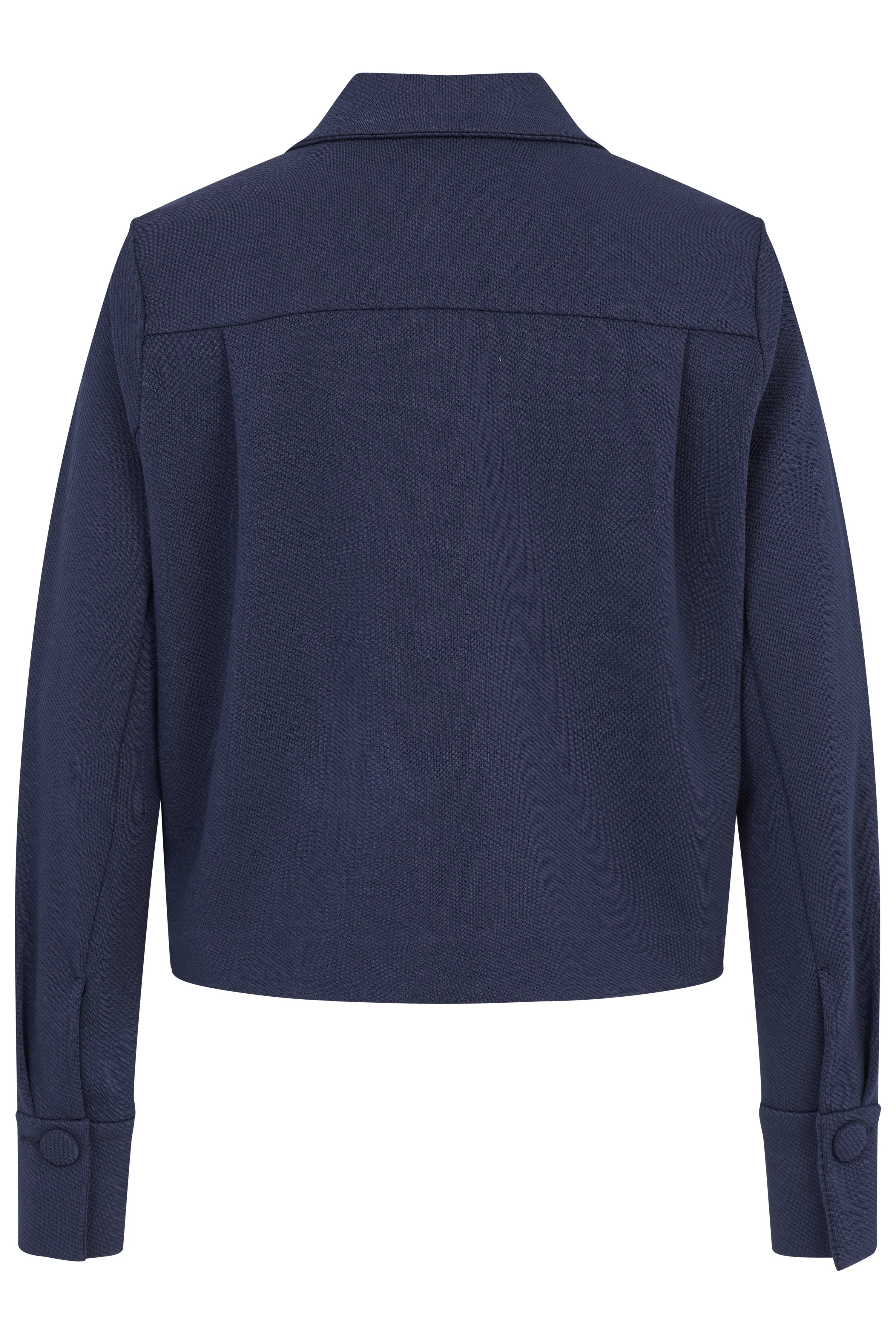 Dunkelblaue bugatti-Jacke, Büstenbild, minimalistisches Design.
