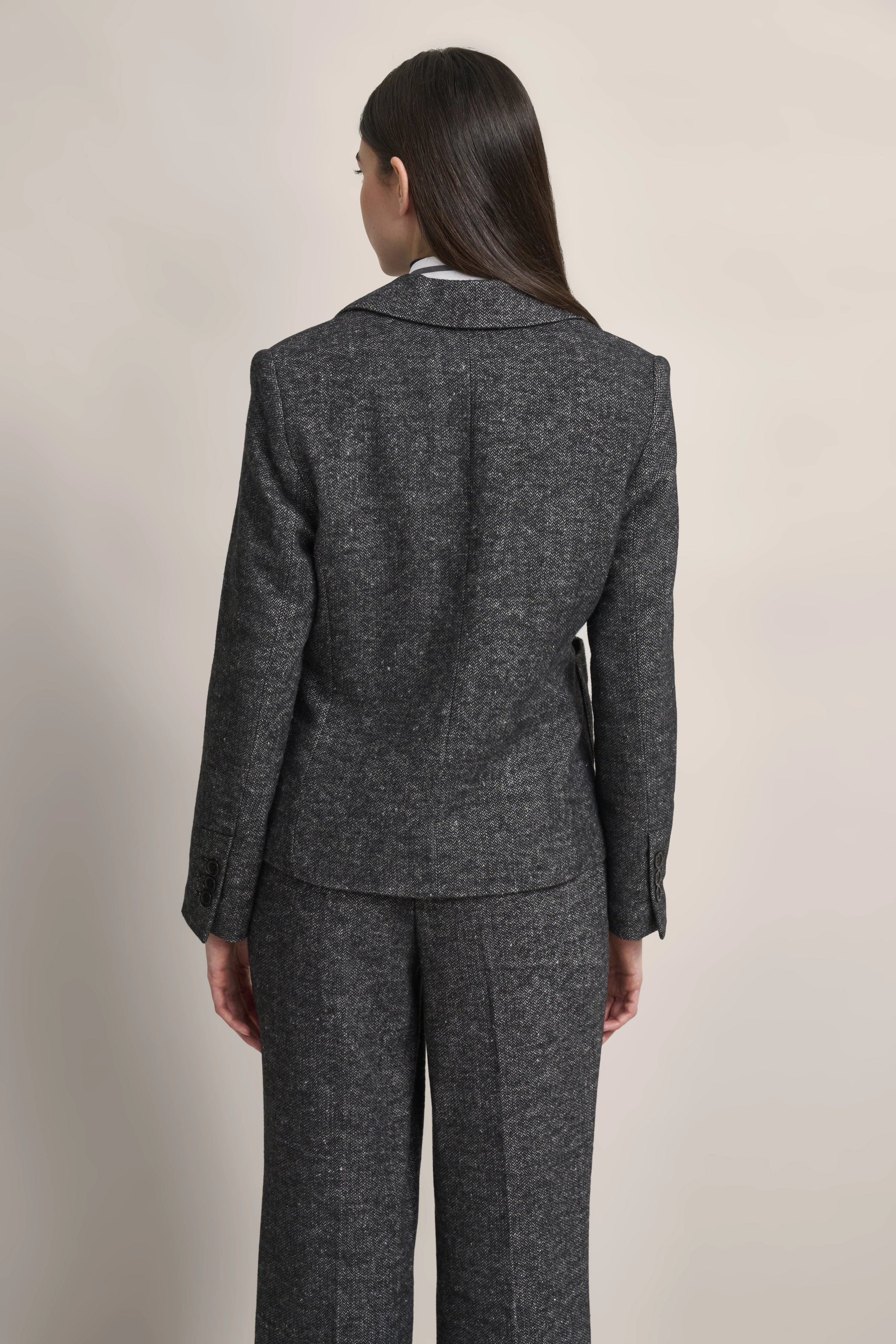 bugatti Damenanzug in Anthrazit, Modellbild von hinten, elegantes Design für stilvolle Auftritte.